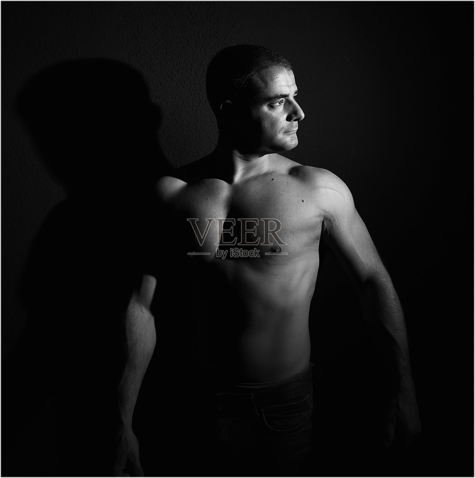 一个有影子的肌肉男照片摄影图片