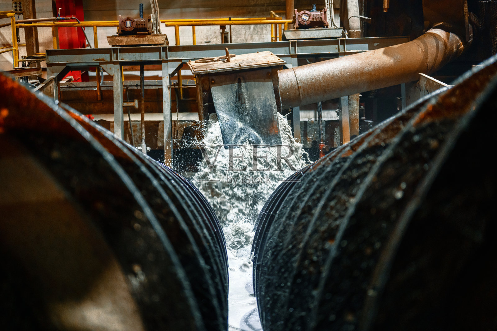 矿山及加工厂。湿法砂级配过程照片摄影图片