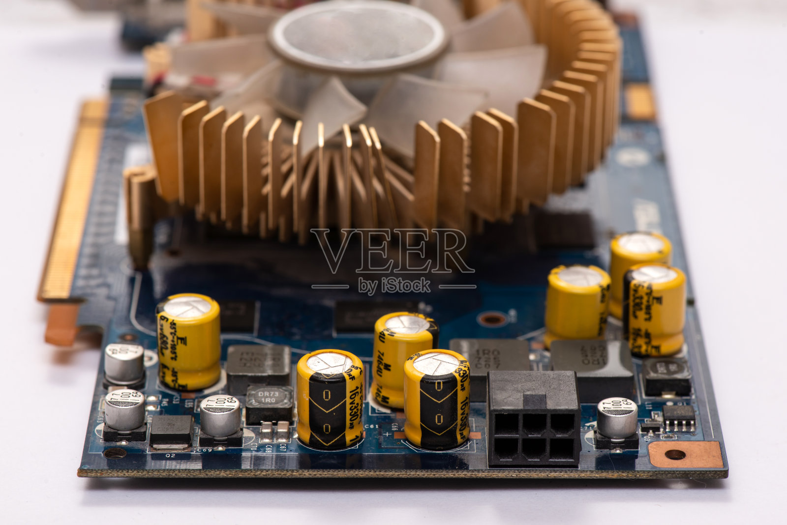 计算机显卡的电子电路和散热片。工程师工作所需的设备。照片摄影图片