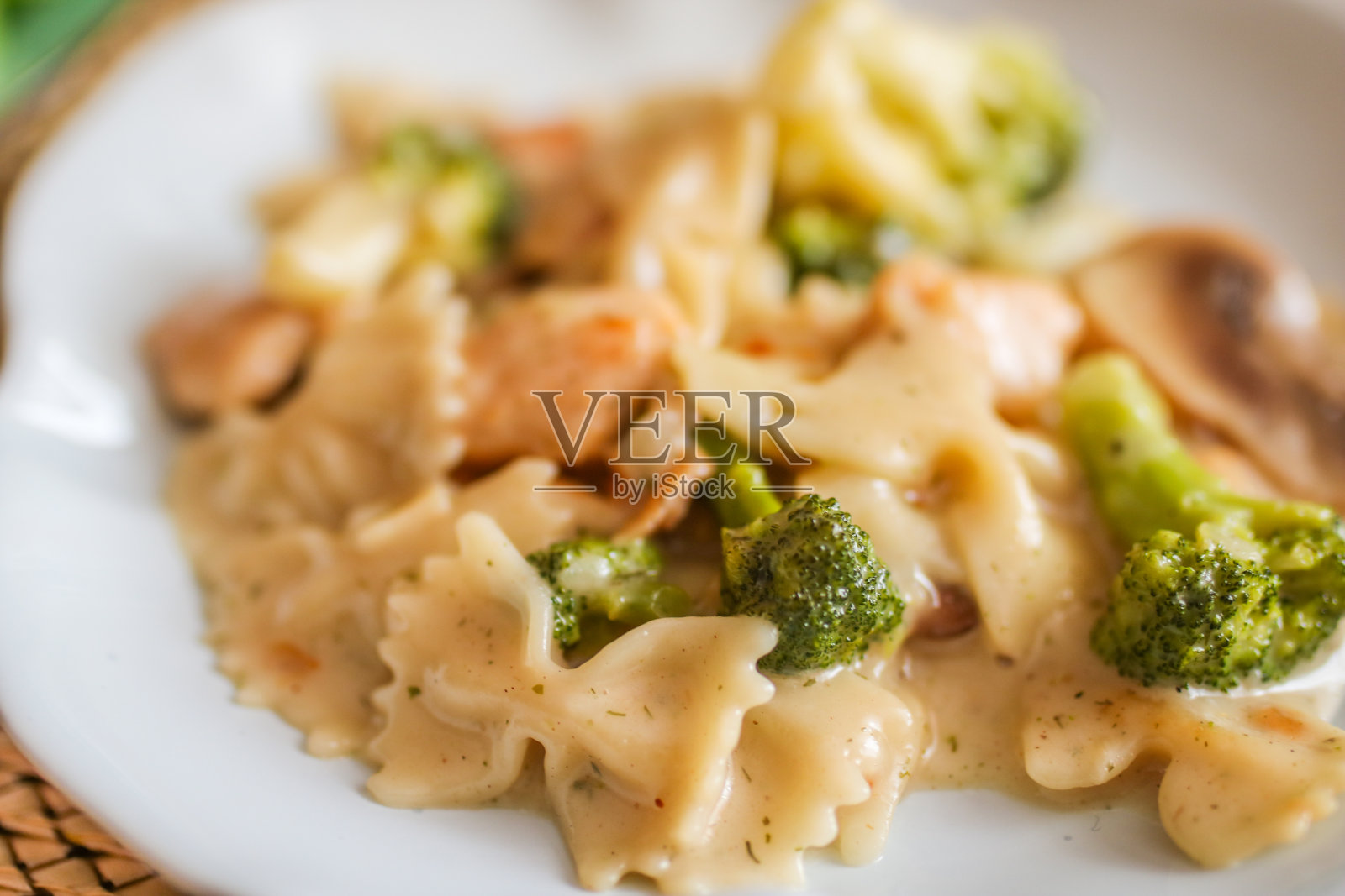 白盘子侧面的自制鸡肉通心粉配西兰花。关闭了。照片摄影图片