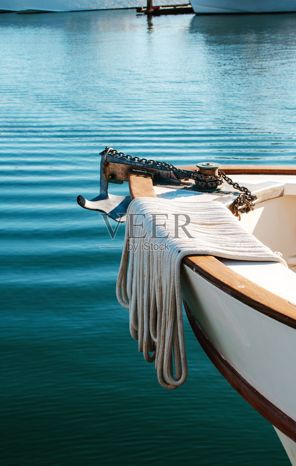 船鼻子与绳子在蓝色水域背景与复制空间。航海船只的鼻子。照片摄影图片