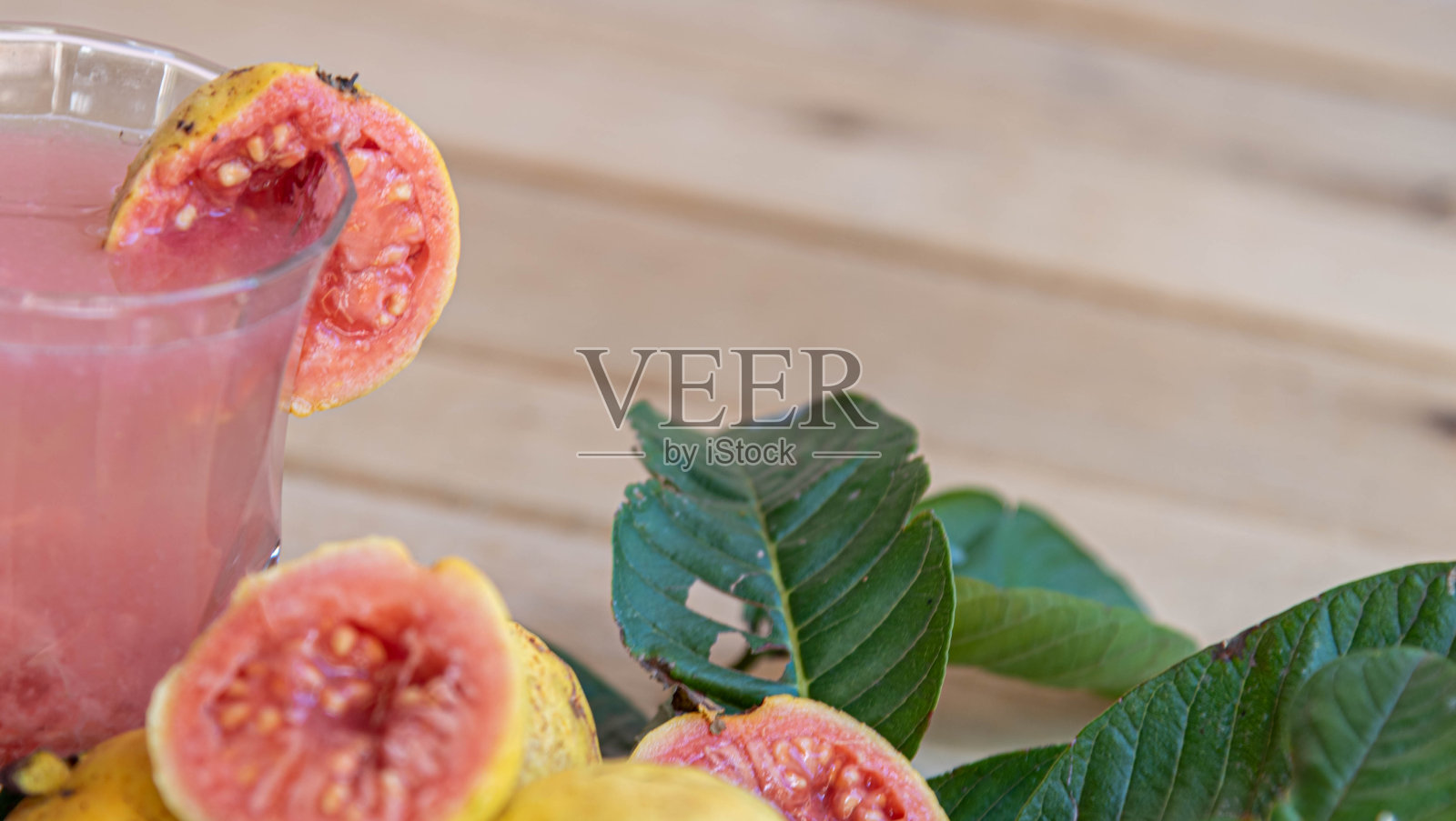 木背景上的番石榴汁和新鲜水果。天然果汁,排毒提神。照片摄影图片
