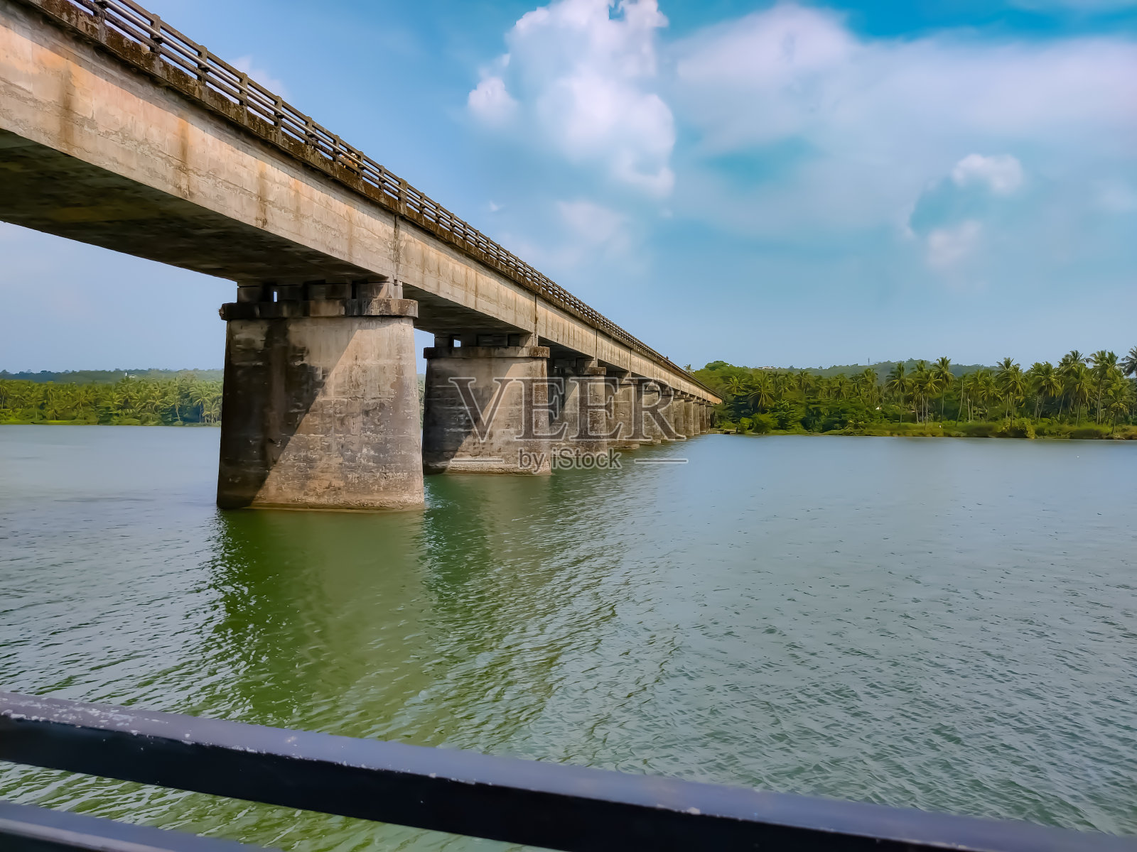 令人惊叹的桥横跨喀拉拉邦闭塞的河流照片摄影图片