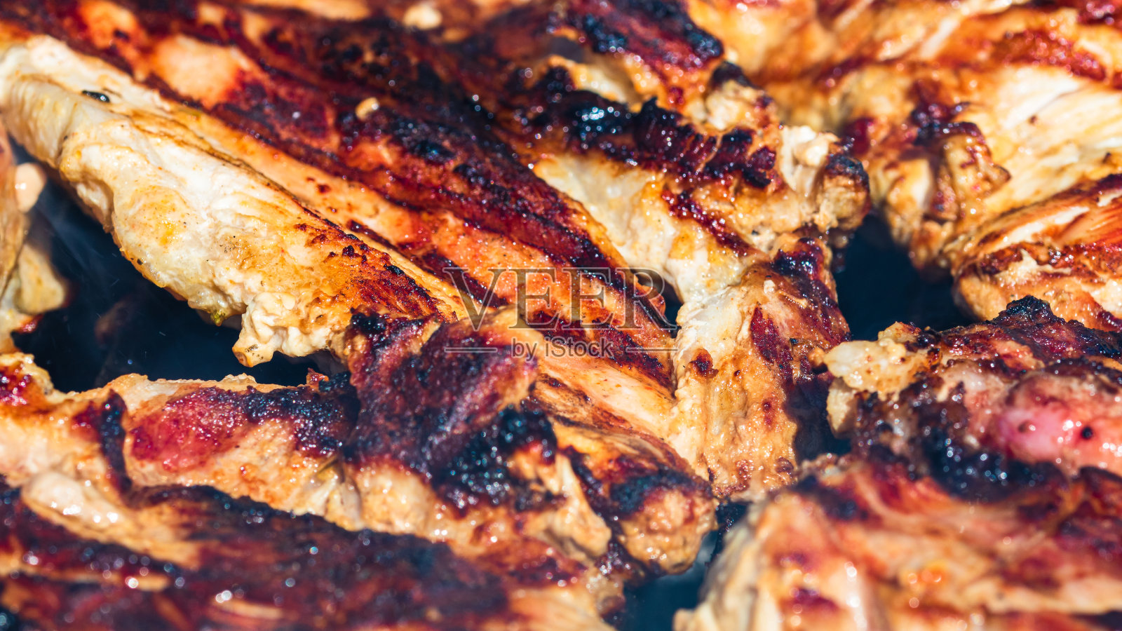 木炭烤炉上烤的鸡肉和猪肉排。俯视图野营美味烧烤,食物概念,食物上烧烤和食物上烧烤的细节照片摄影图片