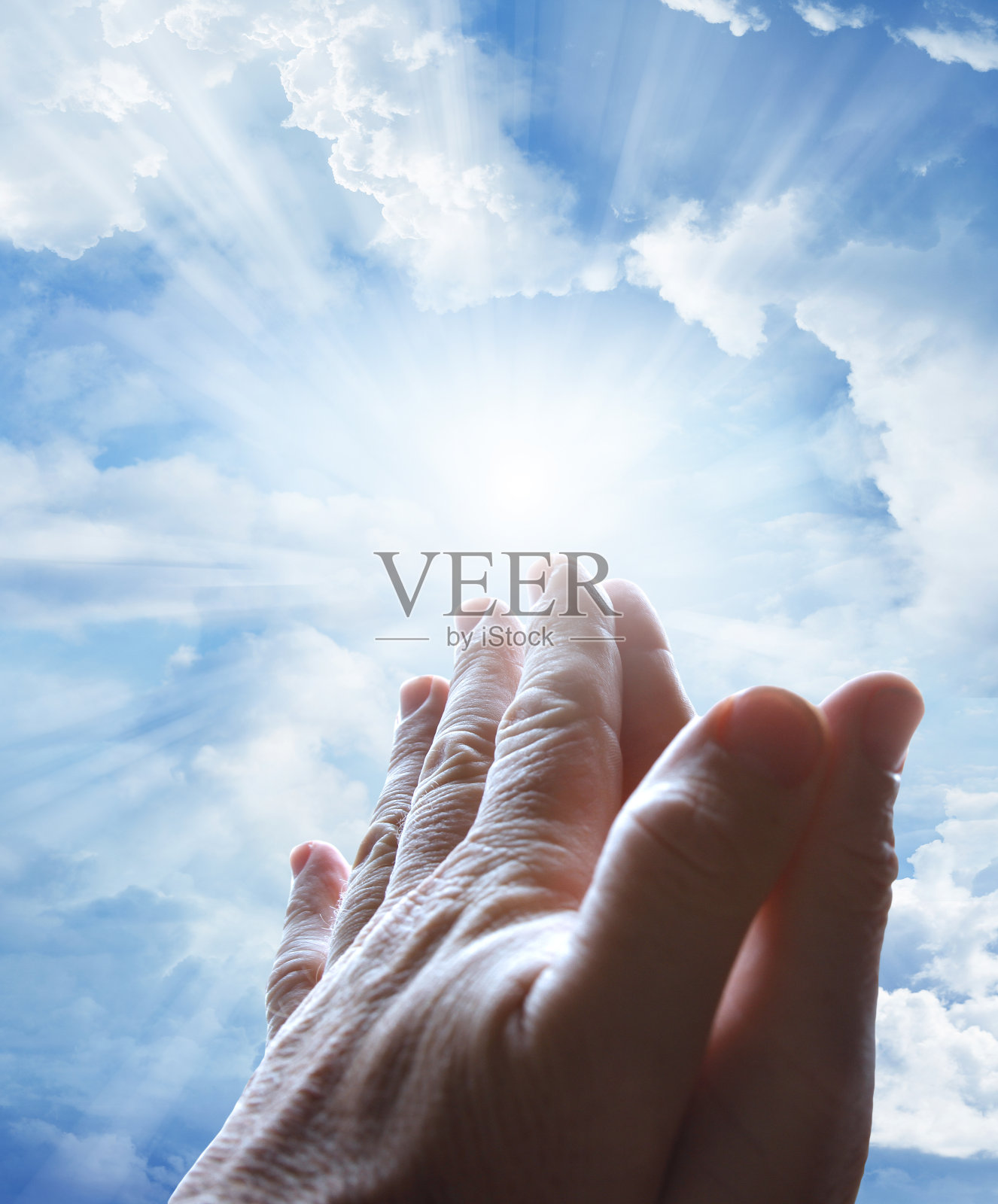 双手祈祷,天空照片摄影图片