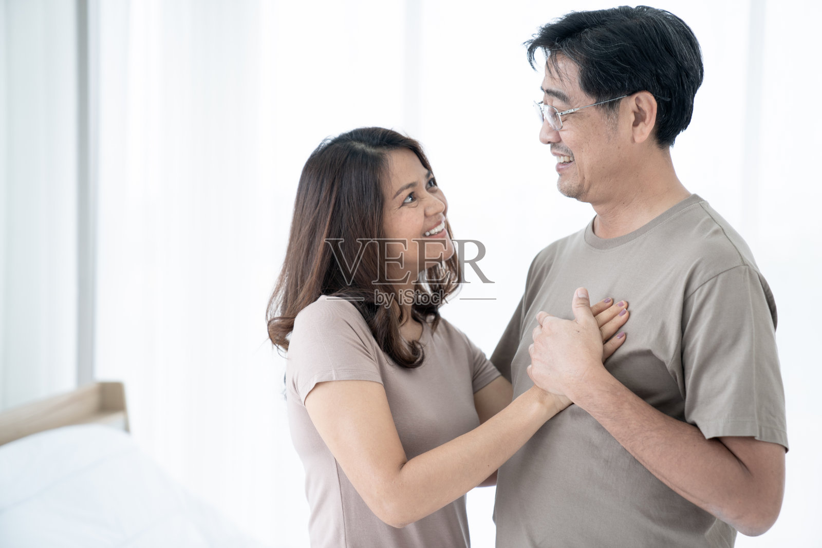 快乐的亚洲老年夫妇享受生活,幸福的退休生活。照片摄影图片