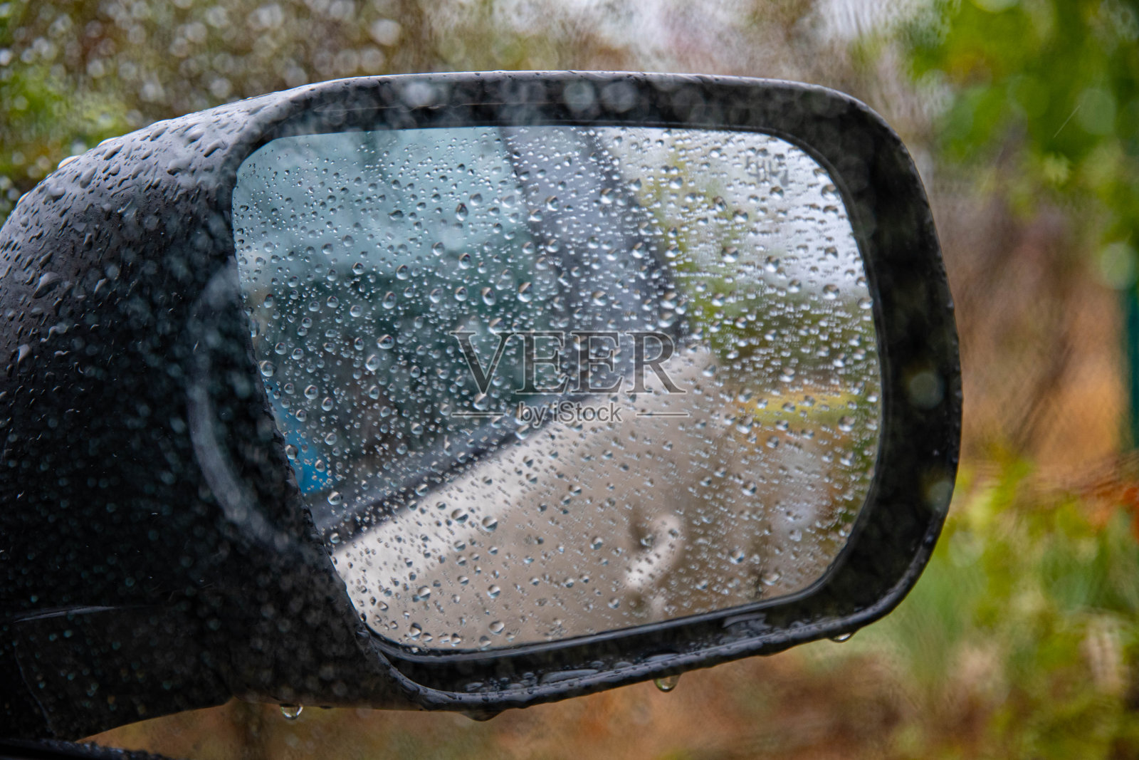 在秋雨的天气里,透过湿的车窗拍摄照片摄影图片