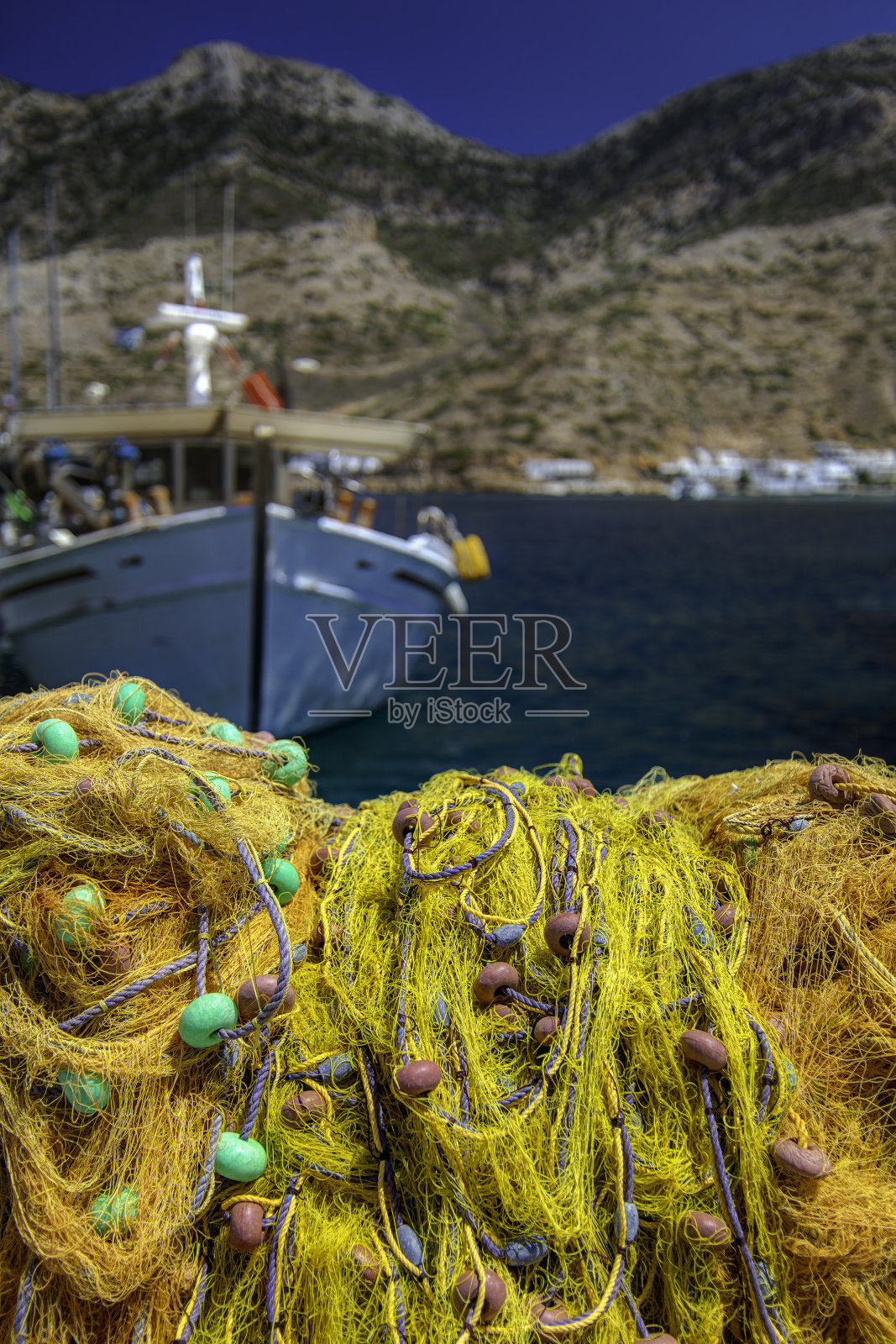 希腊西弗诺斯岛,一艘传统木制渔船上的渔网照片摄影图片