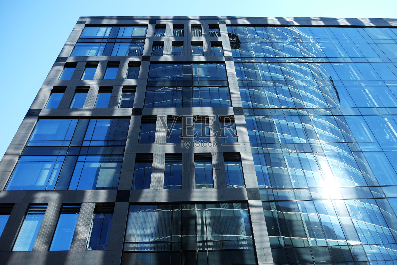 带有大玻璃窗的现代商业中心照片摄影图片