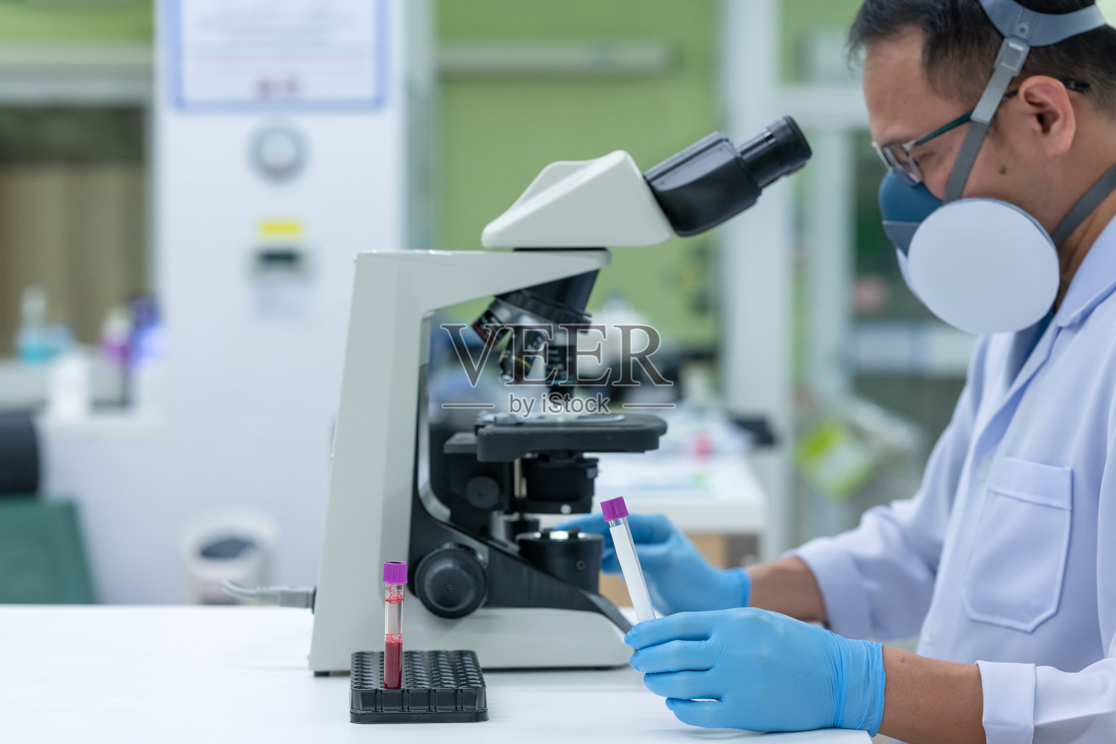 科学家正在研究导致COVID-19的细菌,COVID-19是疾病的主要原因,正在全球传播。(重点在管)照片摄影图片