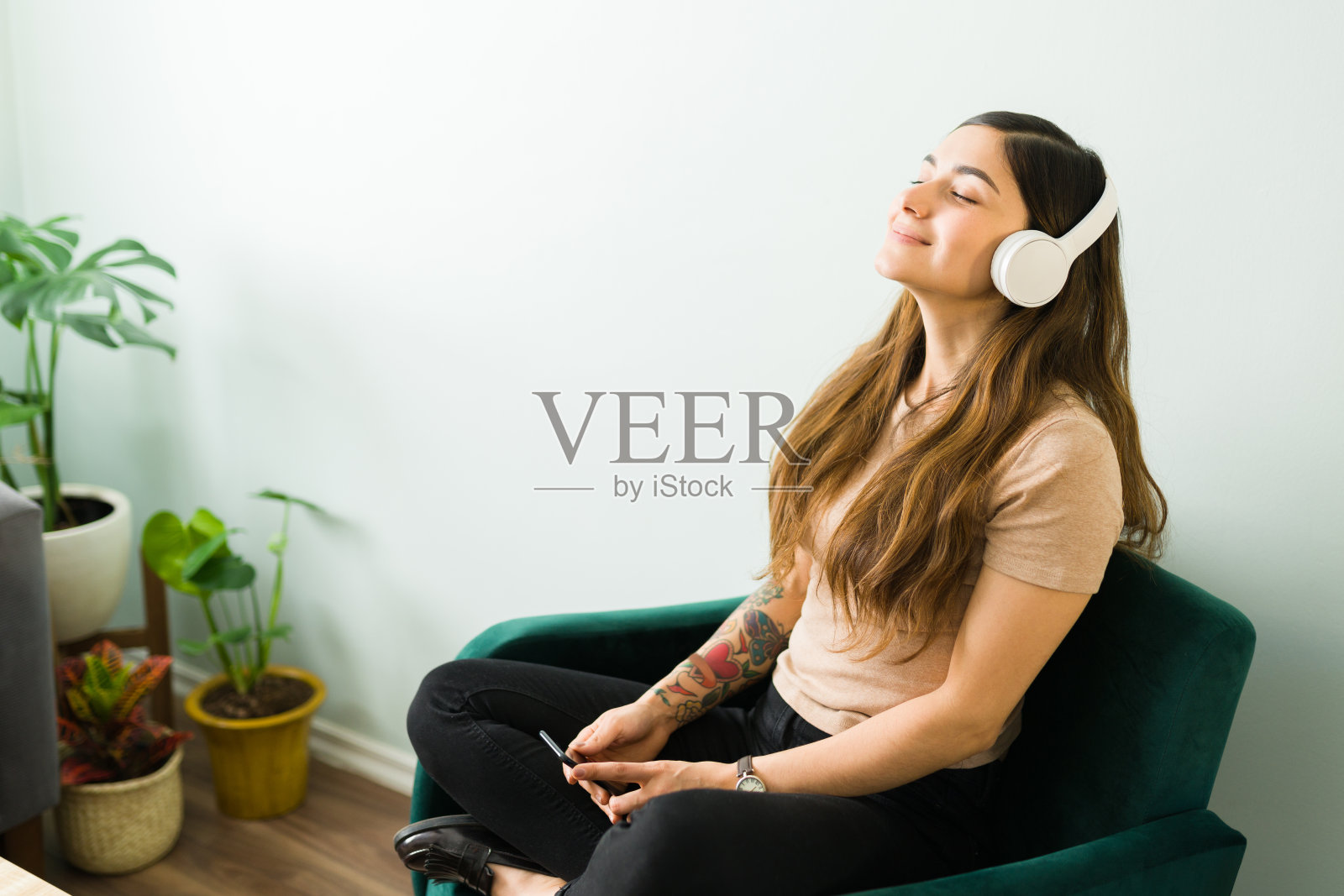 放松的女人有一个寒冷和放松的时间在家里照片摄影图片