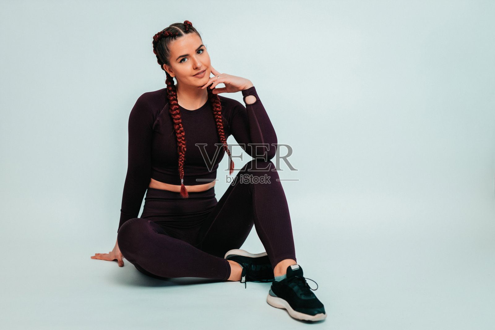 梳着辫子,穿着运动服的年轻女子照片摄影图片