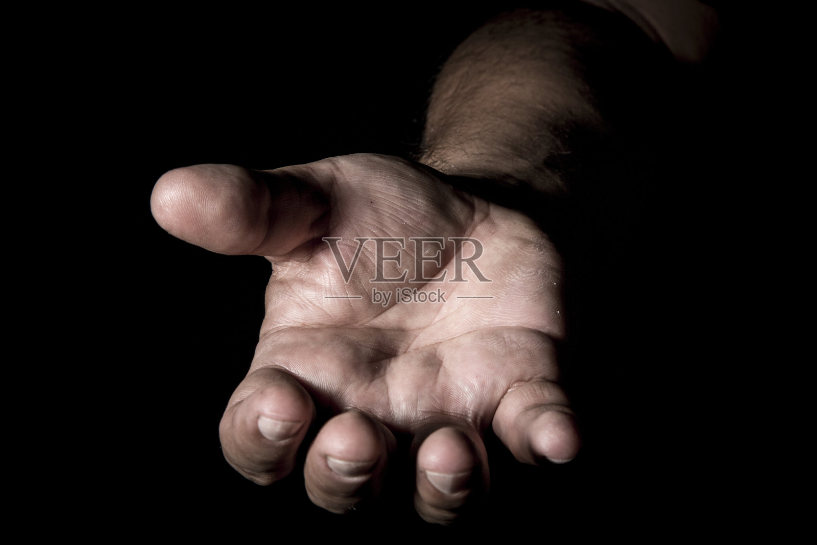 黑色背景上的人手照片摄影图片