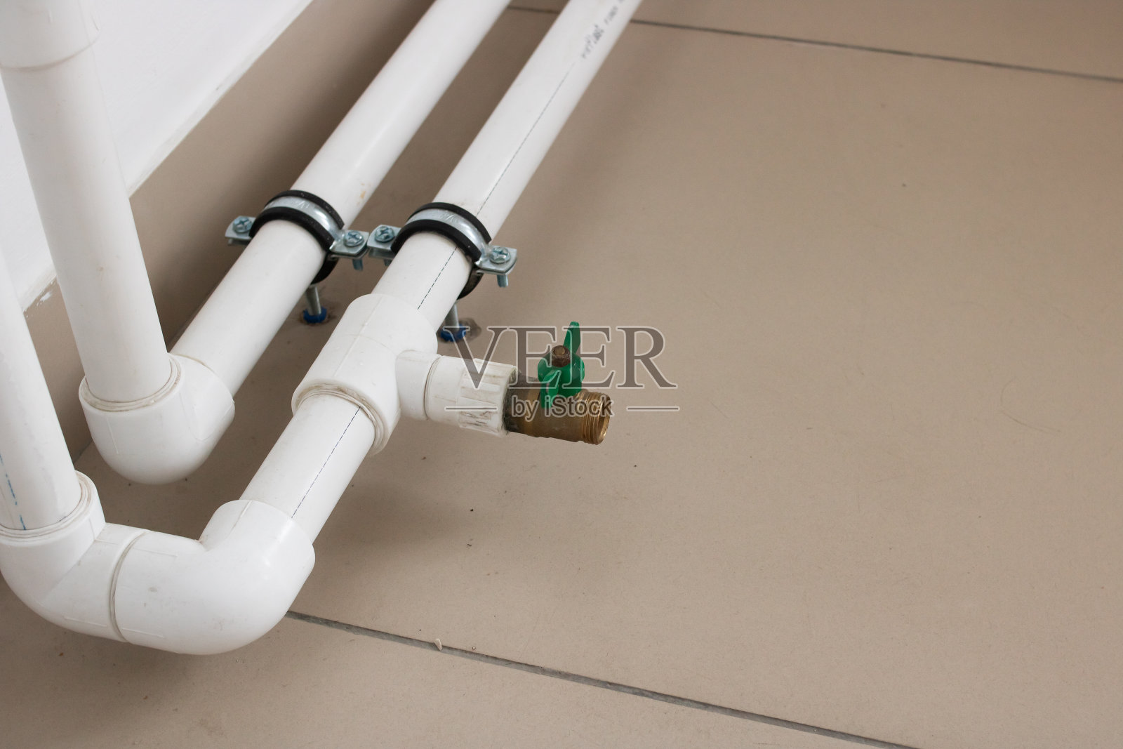 管道和散热器靠窗户特写照片摄影图片