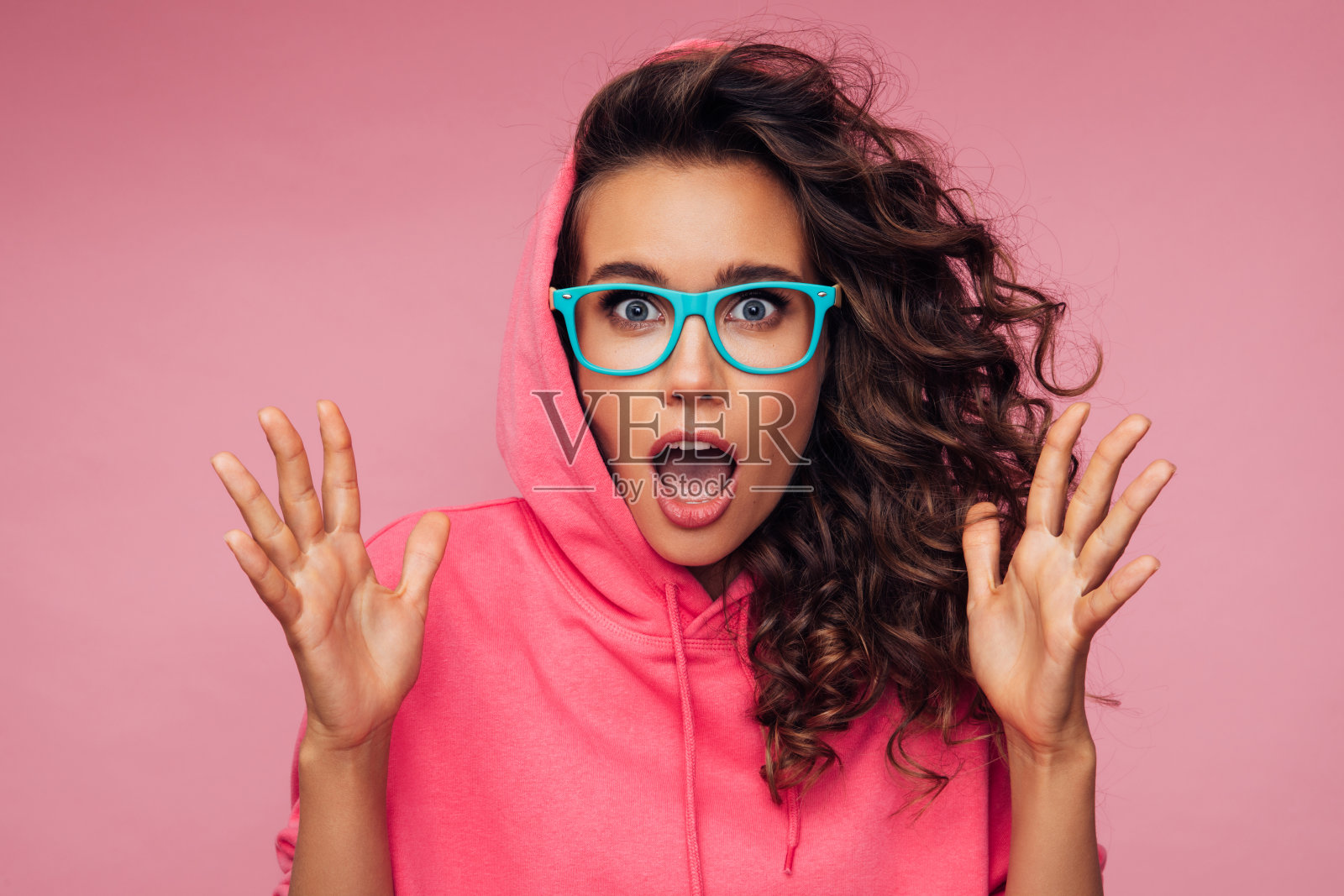 穿着连帽衫的美丽情绪化的女人照片摄影图片