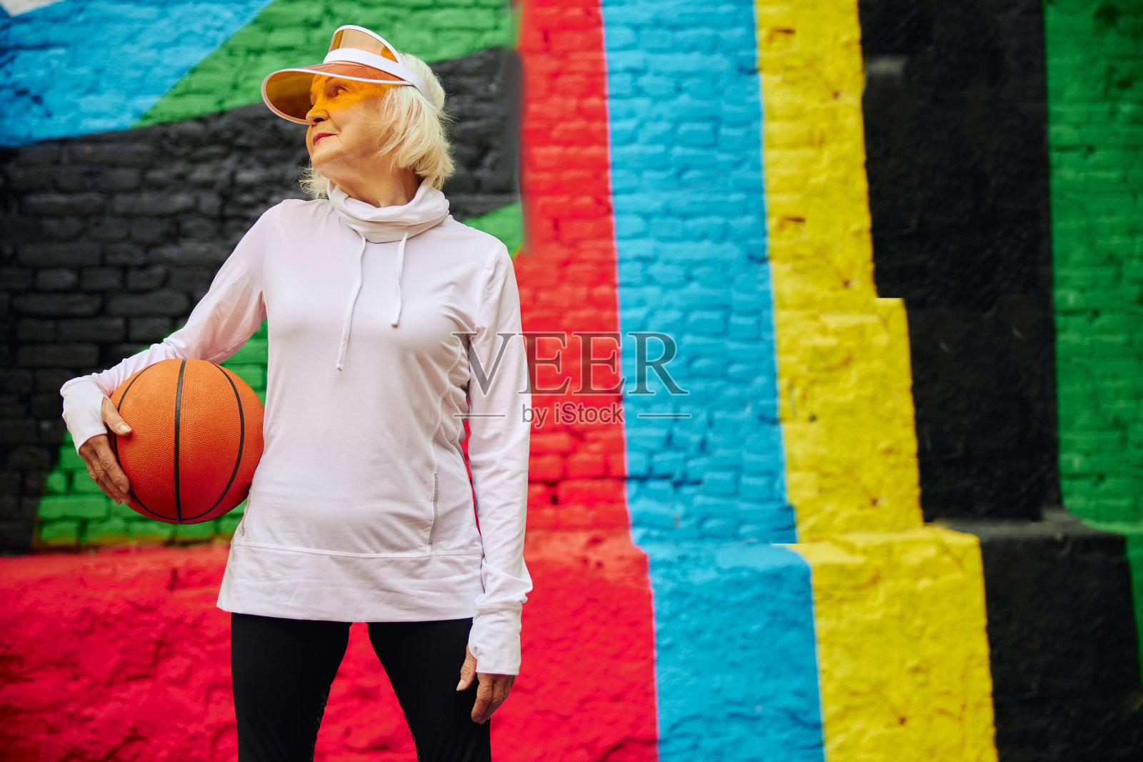 年老,健康和快乐的女士在一个色彩斑斓的广场户外照片摄影图片