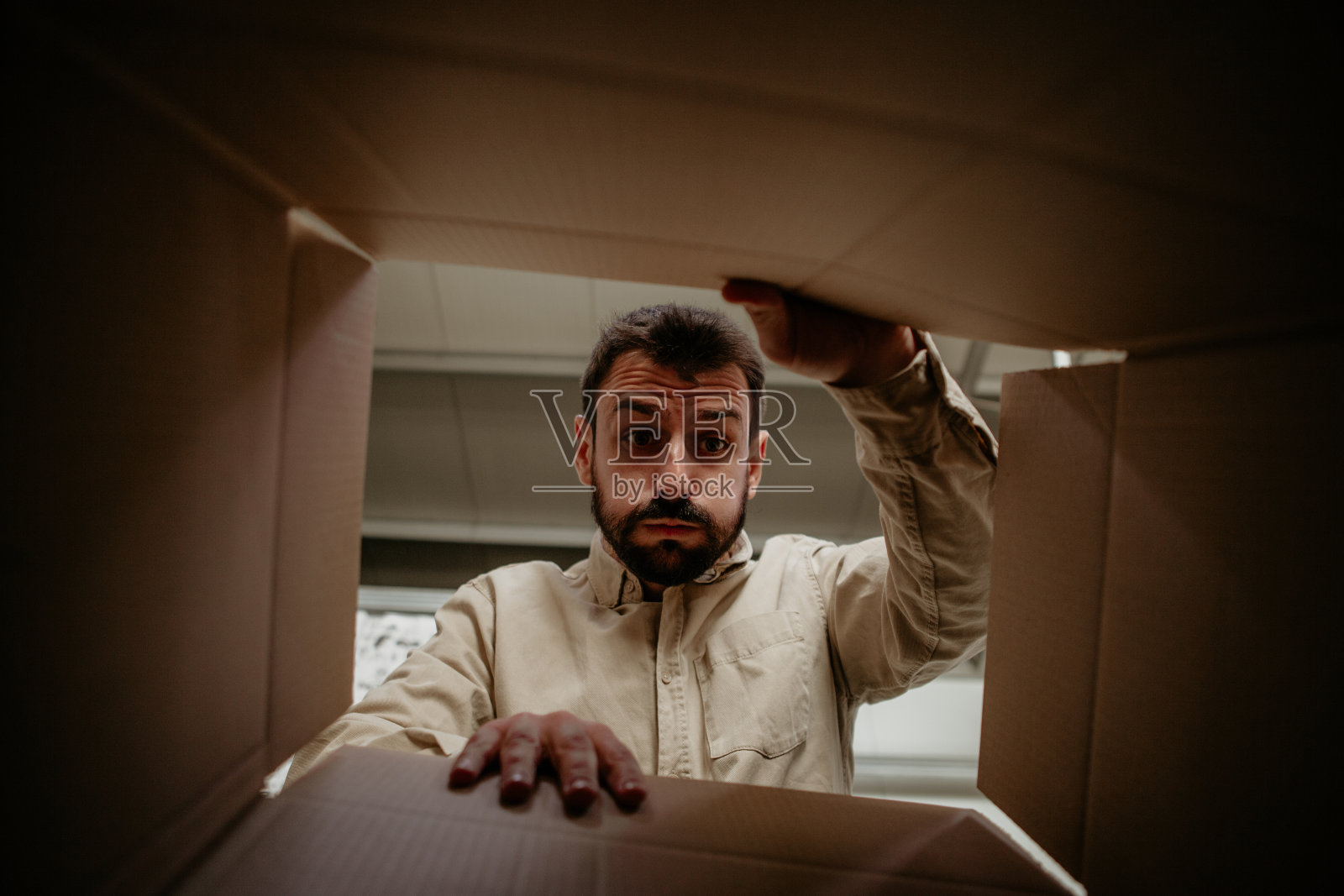 准备搬家,打开盒子照片摄影图片