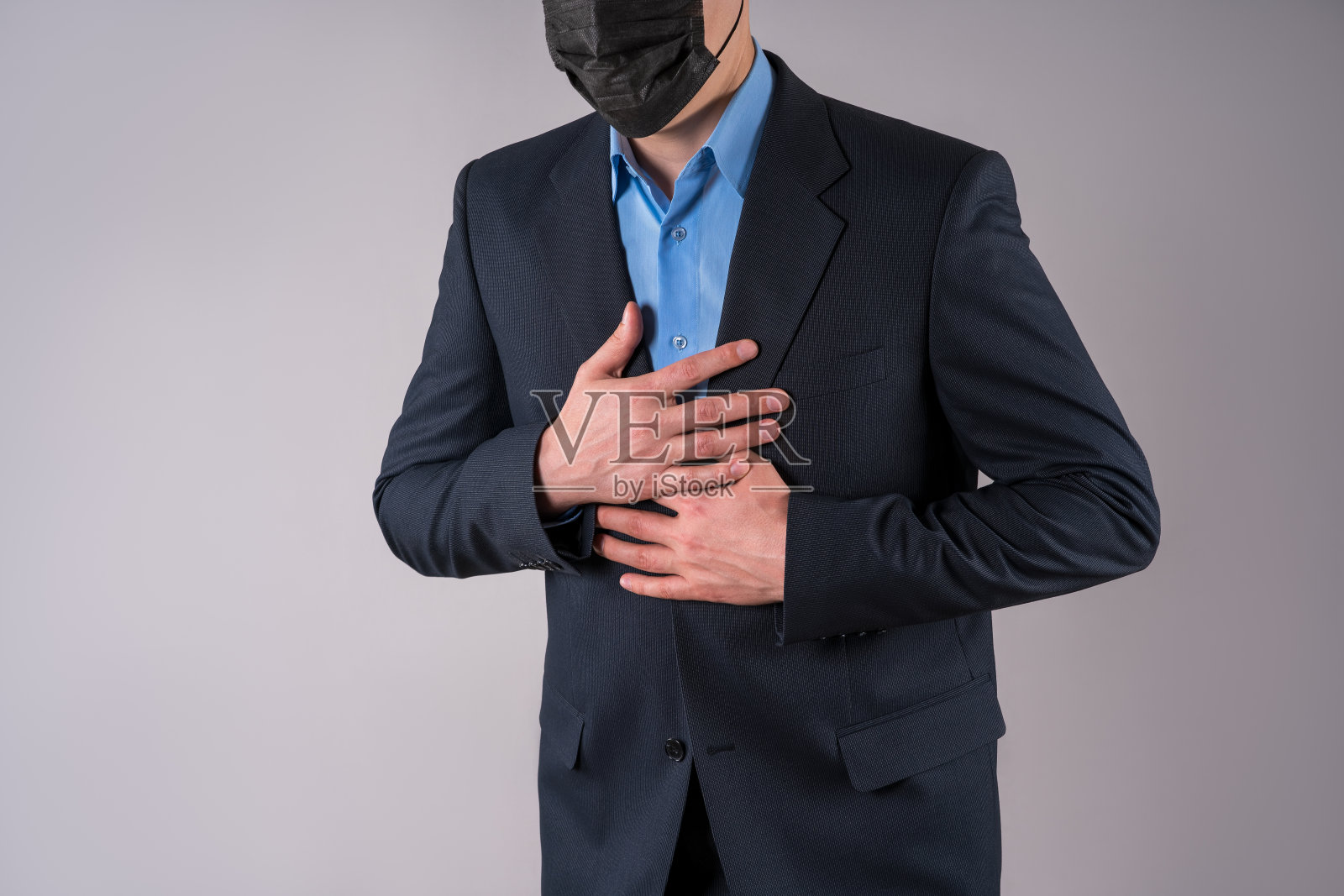 有冠状病毒症状的办公室职员呈灰色背景照片摄影图片