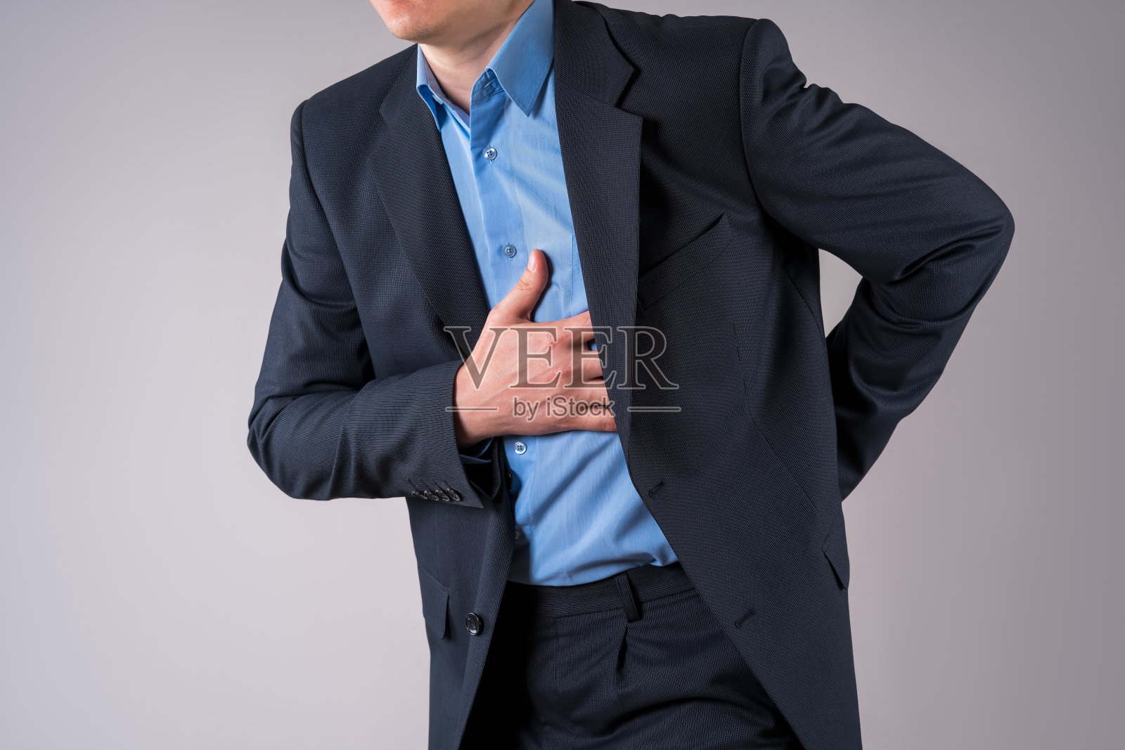 心脏病发作,心血管系统疾病,灰色背景下的胸痛患者照片摄影图片