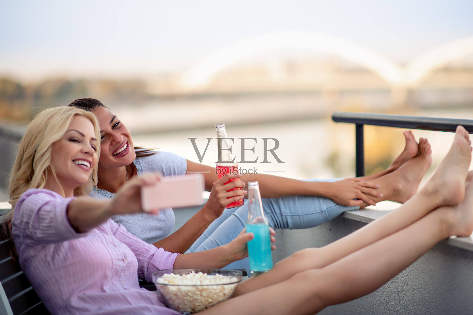 两个漂亮的女人在露台上玩得很开心照片摄影图片