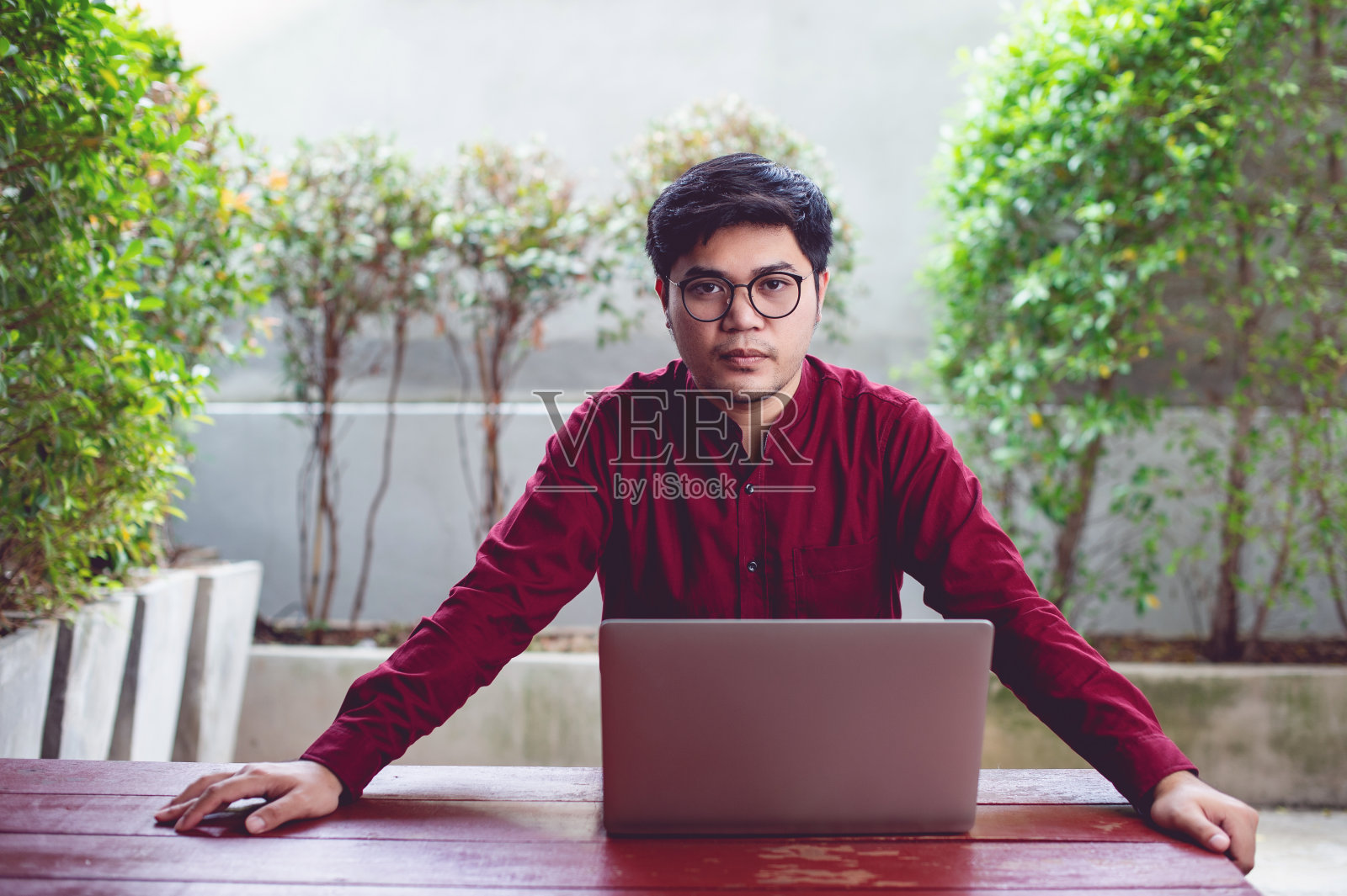 男人和笔记本电脑坐在家里工作为你的事业拍照照片摄影图片