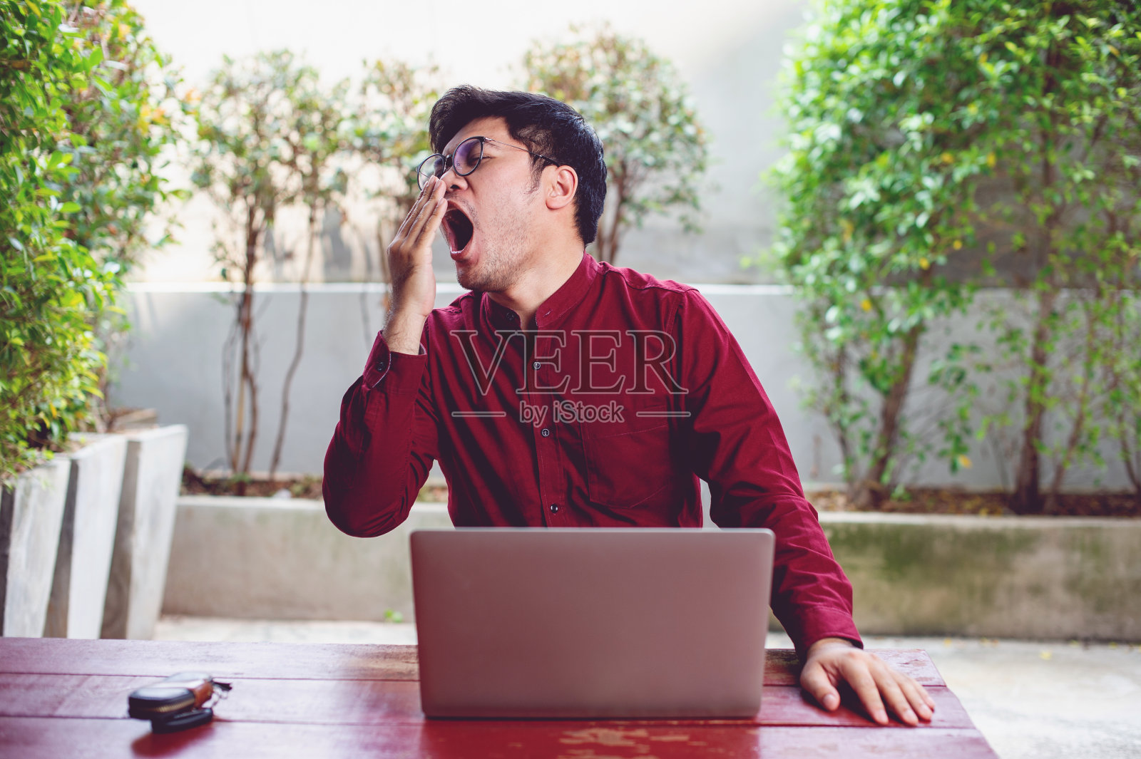 一名亚洲男子在笔记本电脑上工作,并致力于规划工作。成功的商人商业和团队合作的理念照片摄影图片