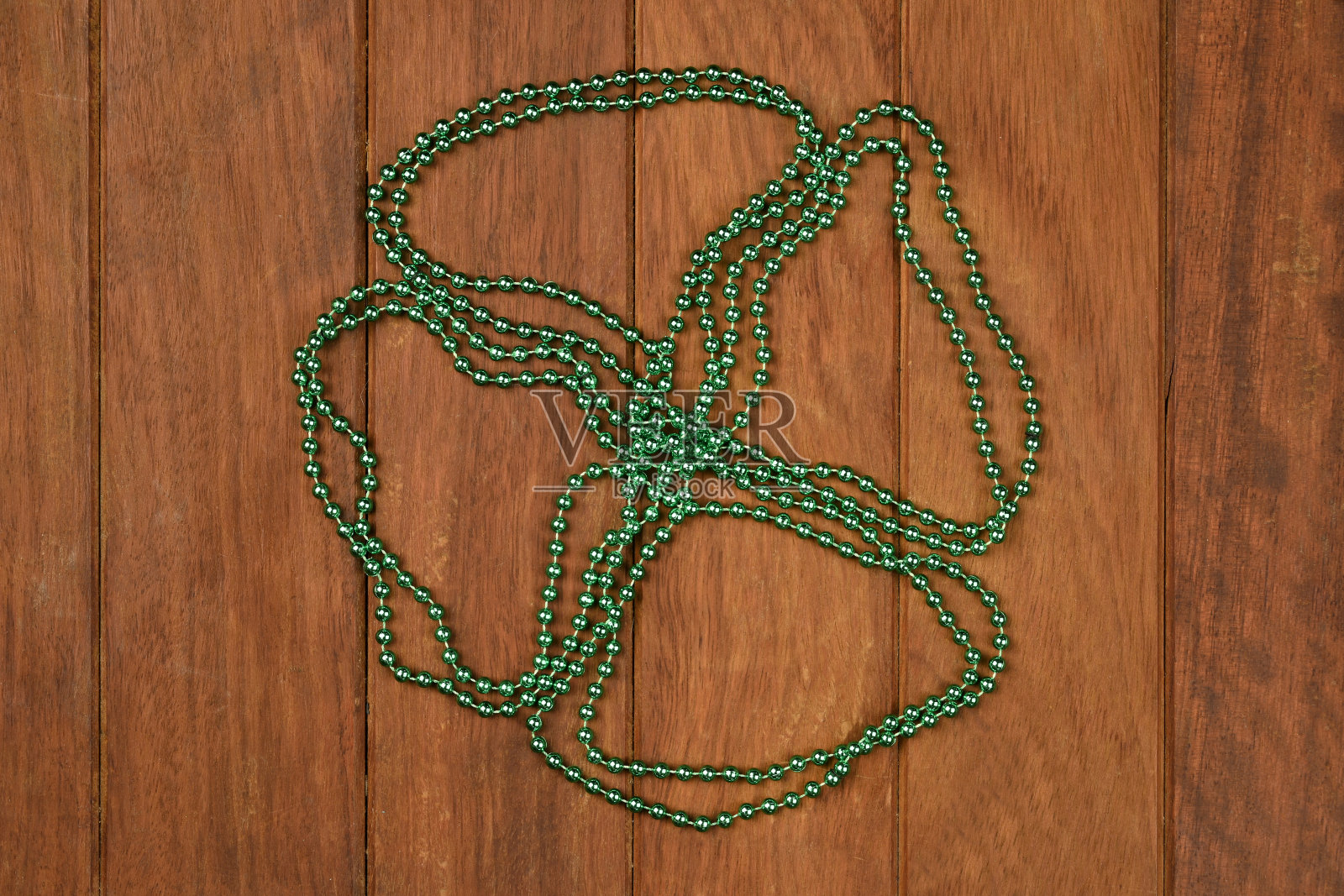 绿色三叶草项链上的木制背景照片摄影图片