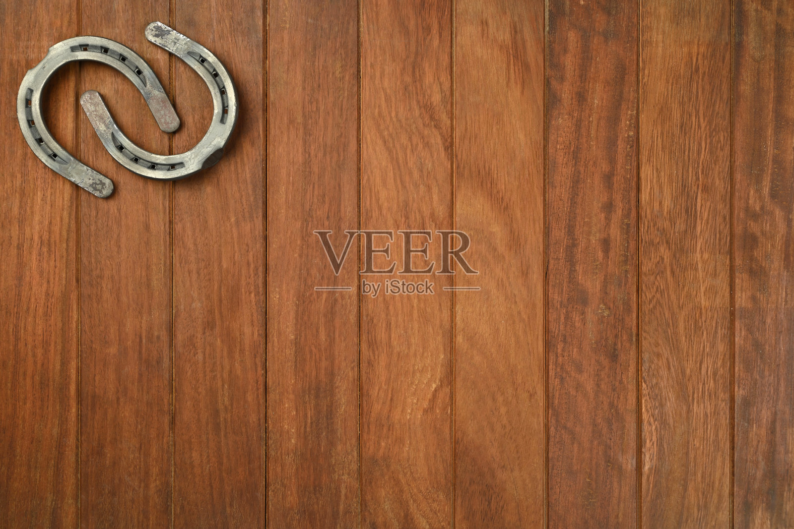 幸运的马蹄铁木制背景照片摄影图片