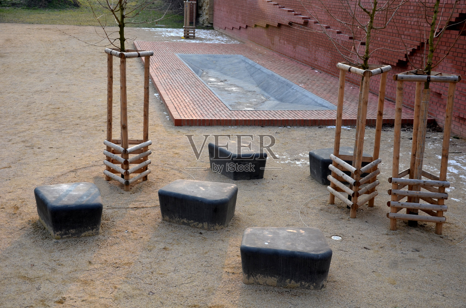 儿童户外城市嬉水池。在冬季排水,不对外开放。带金属饮水机的卫生设备。水通过栅格流入排水管。被遗弃的照片摄影图片