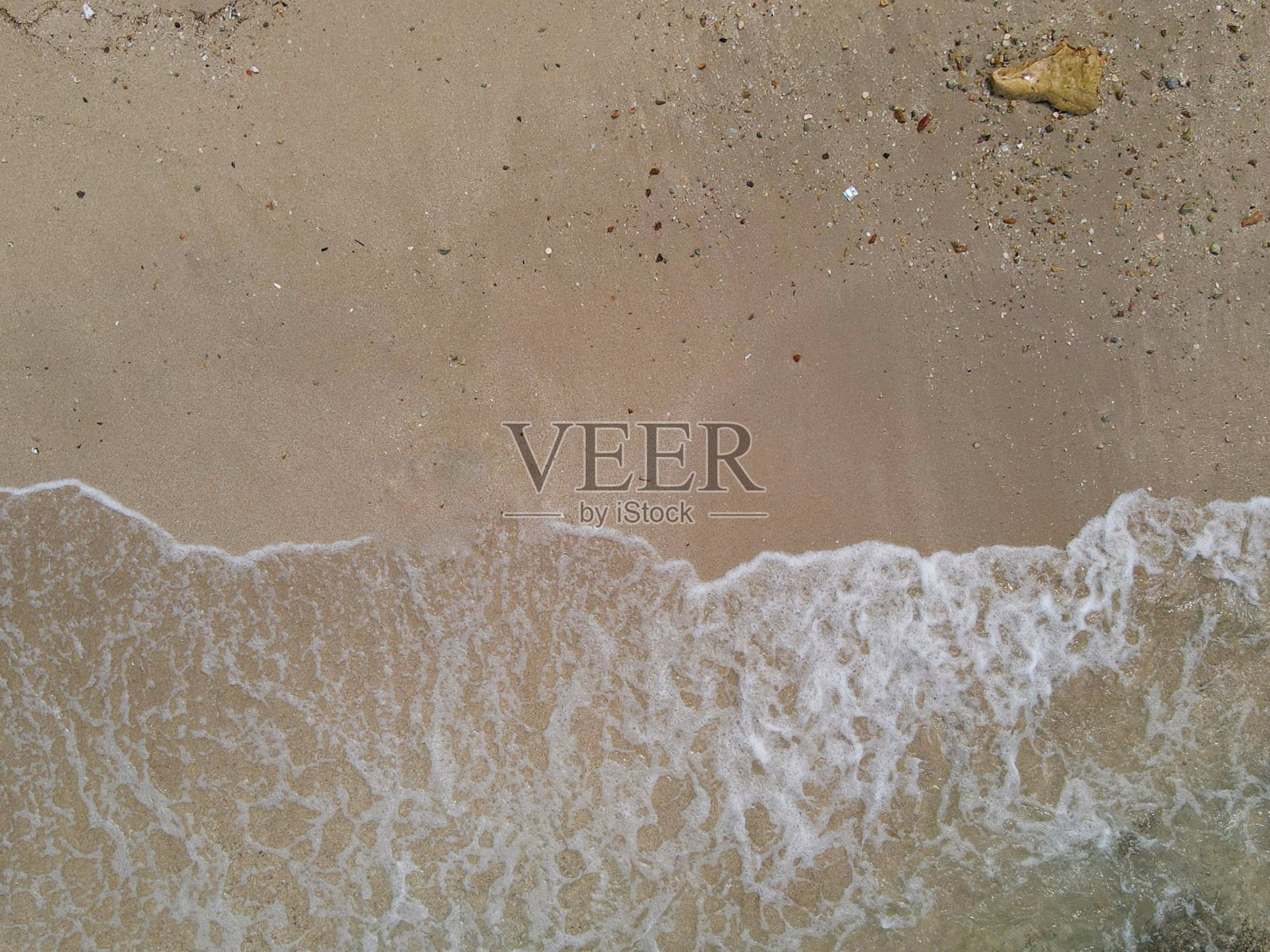 空中鸟瞰图双焦海绵和海啸正在吹向海岸。用于网站横幅背景,背景,从无人机拍摄。照片摄影图片