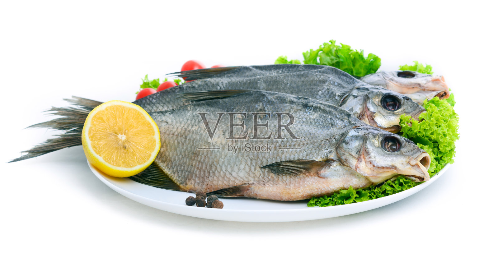 装在大浅盘中的腌鲤鱼照片摄影图片