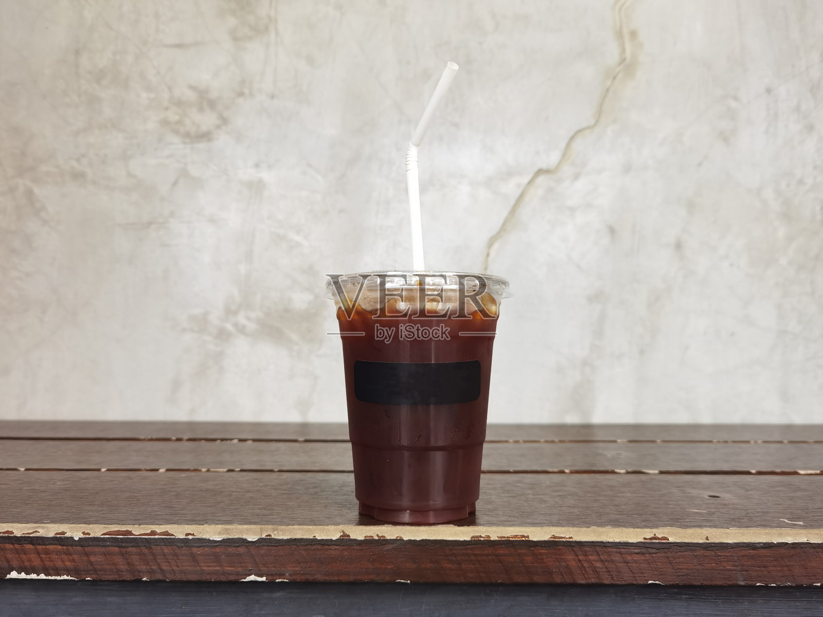 一杯咖啡和混凝土墙面的质感照片摄影图片