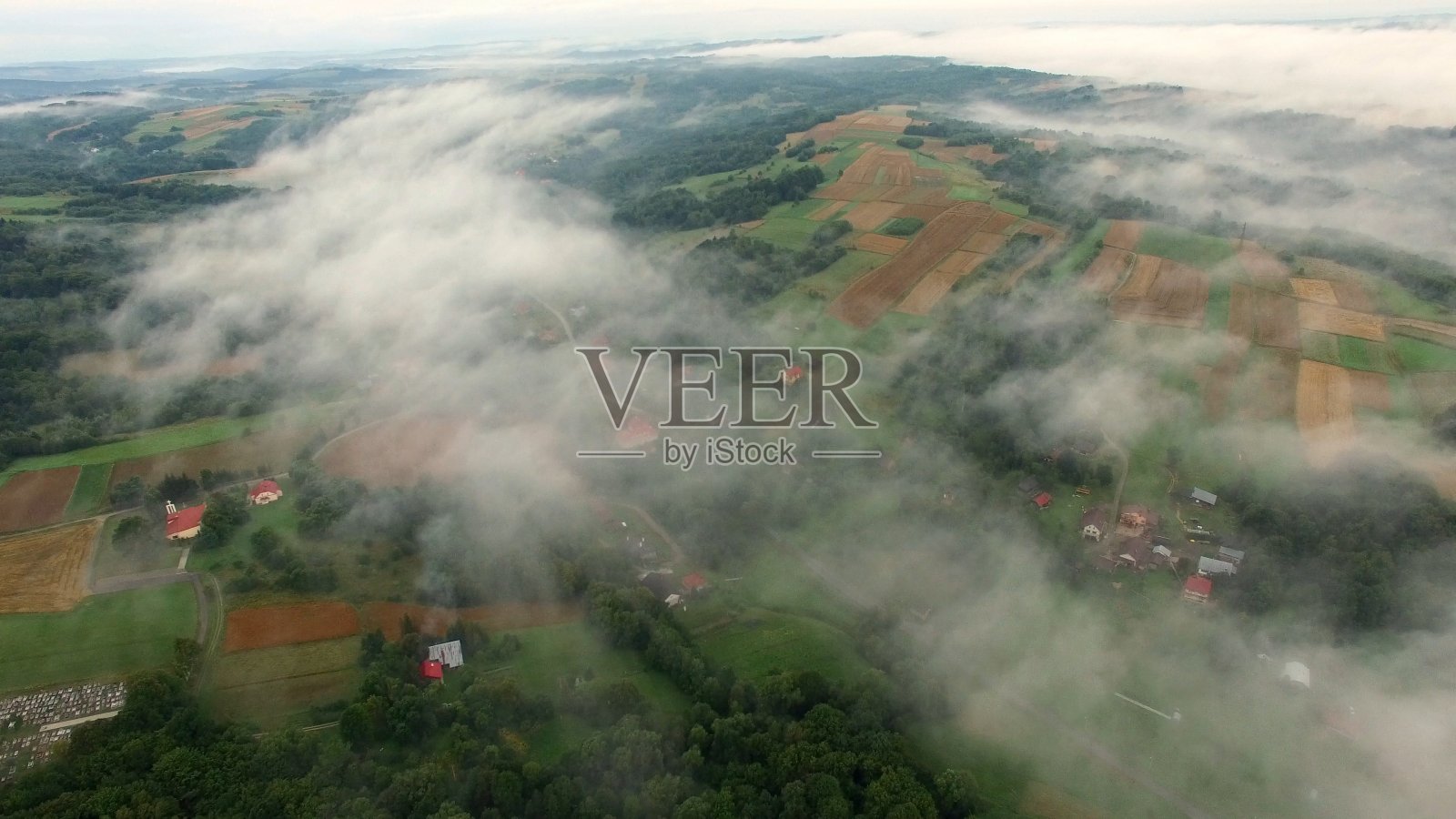 鸟瞰图的雾雾在农村照片摄影图片