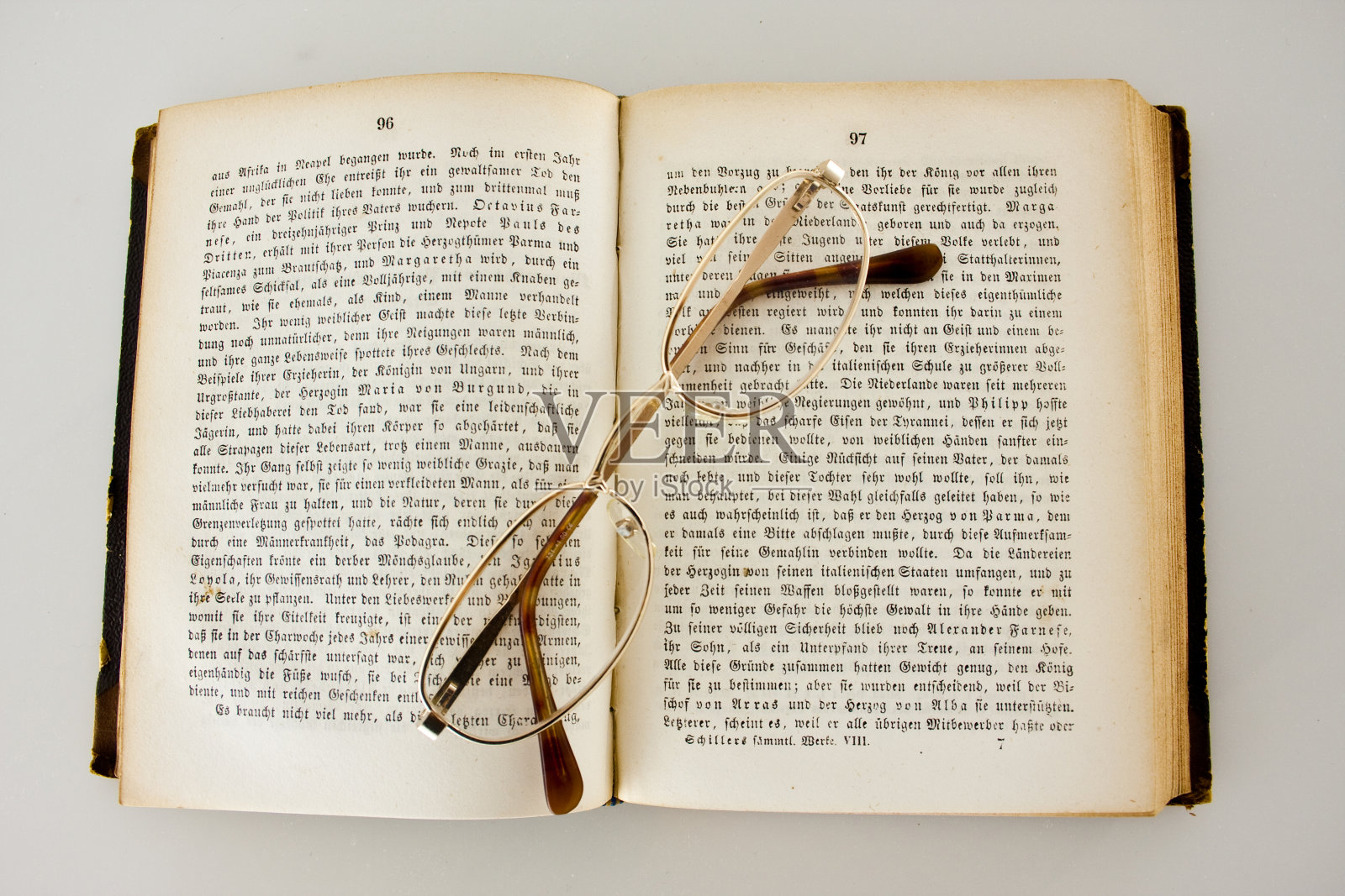 老书上的老花镜照片摄影图片