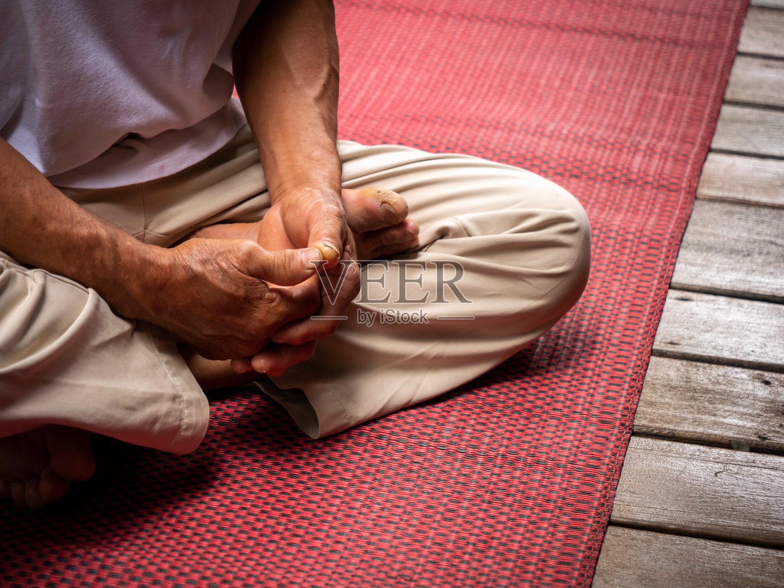 老人双手合十沉思照片摄影图片