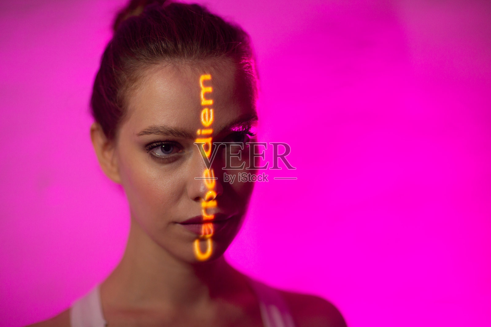 脸上写着拉丁语“Carpe Diem”的年轻女子照片摄影图片