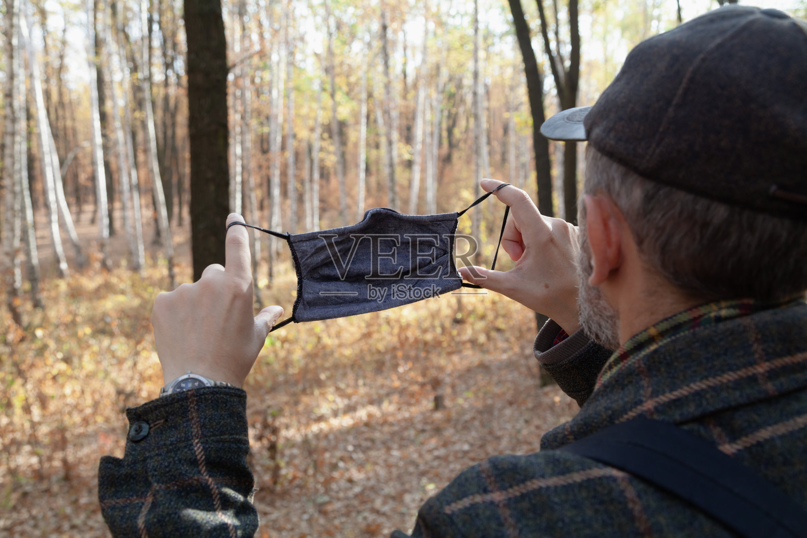 戴着防护面具的人在大自然中照片摄影图片