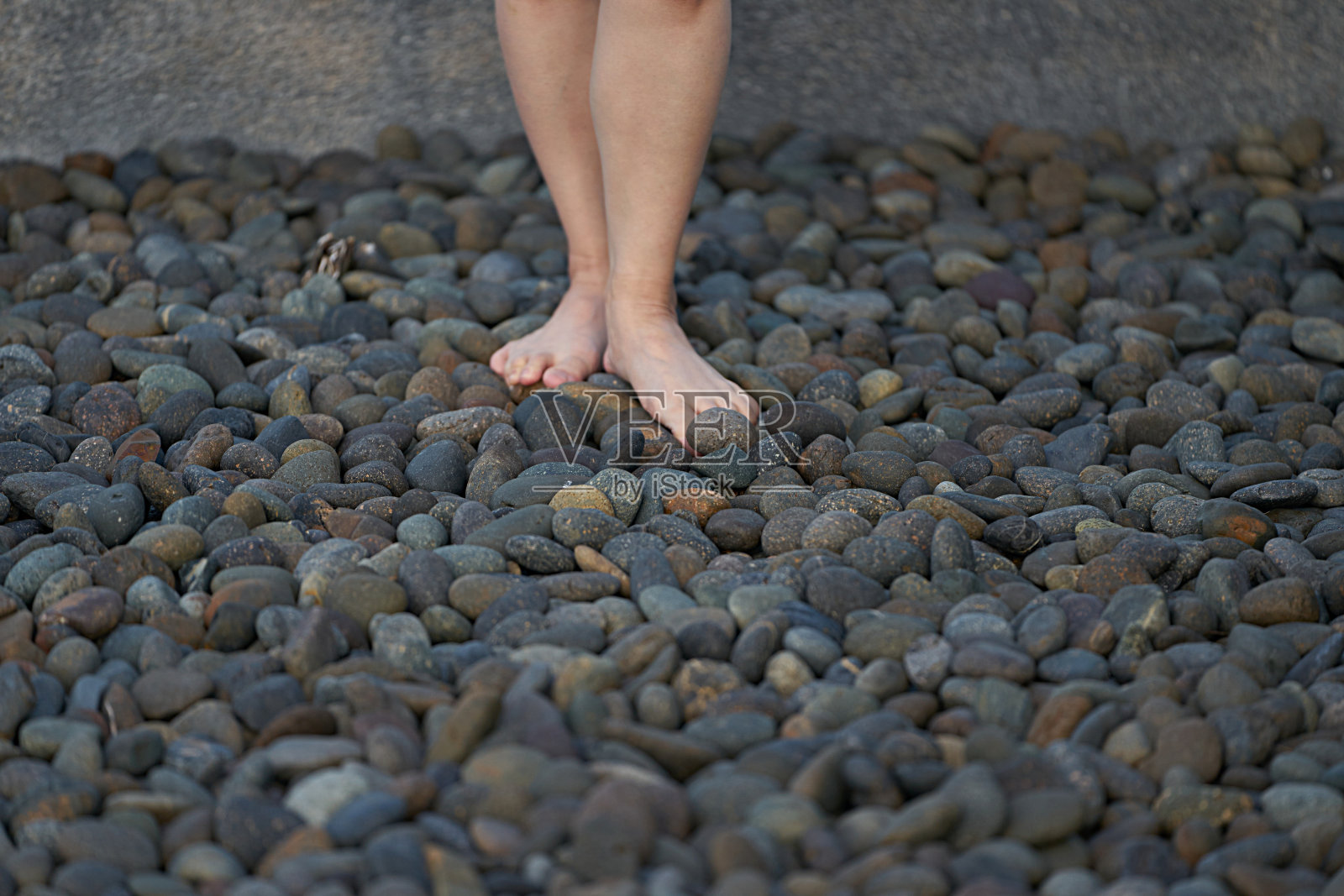 脚走在圆石路上照片摄影图片