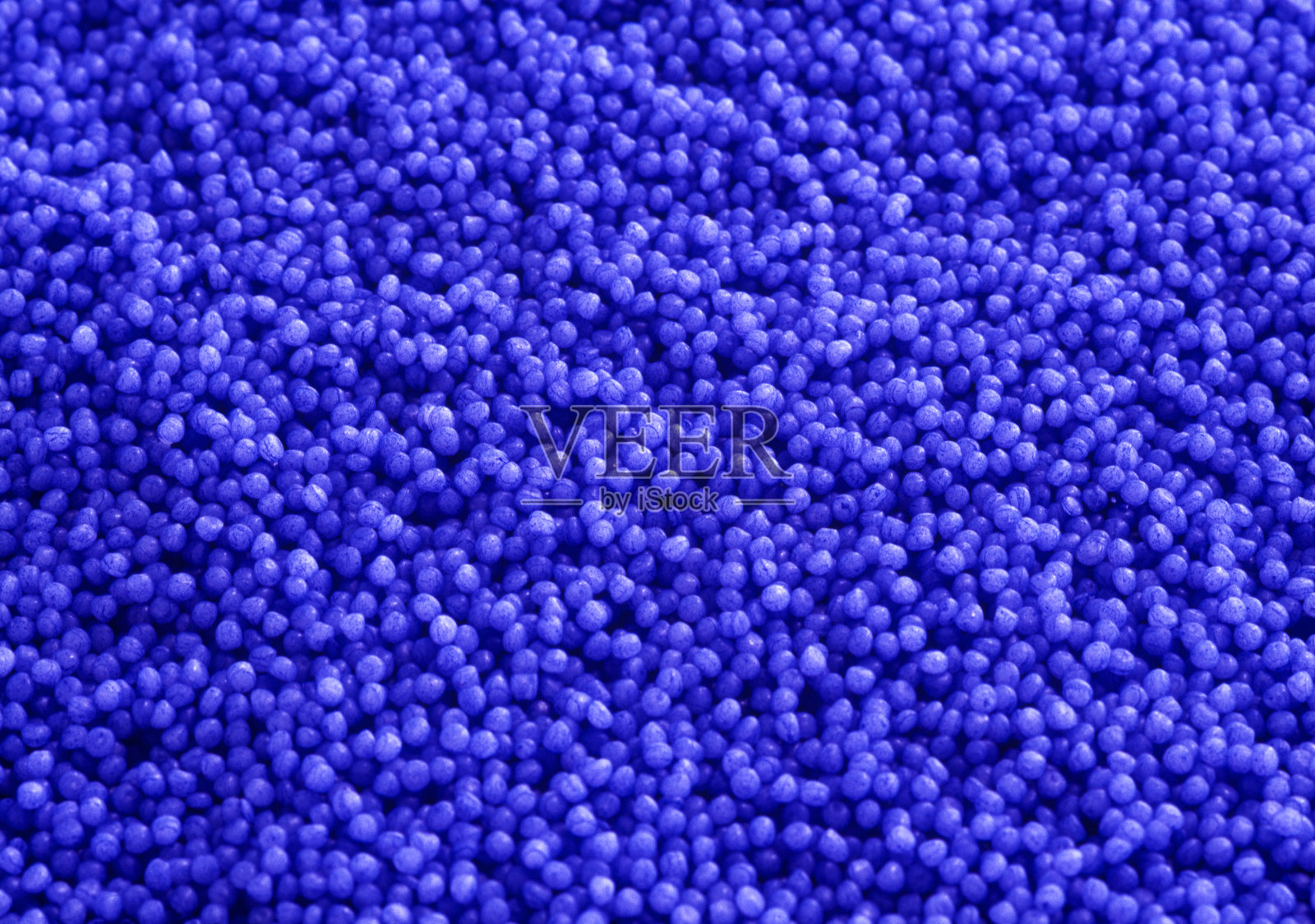 塑料厂的蓝色塑料颗粒照片摄影图片