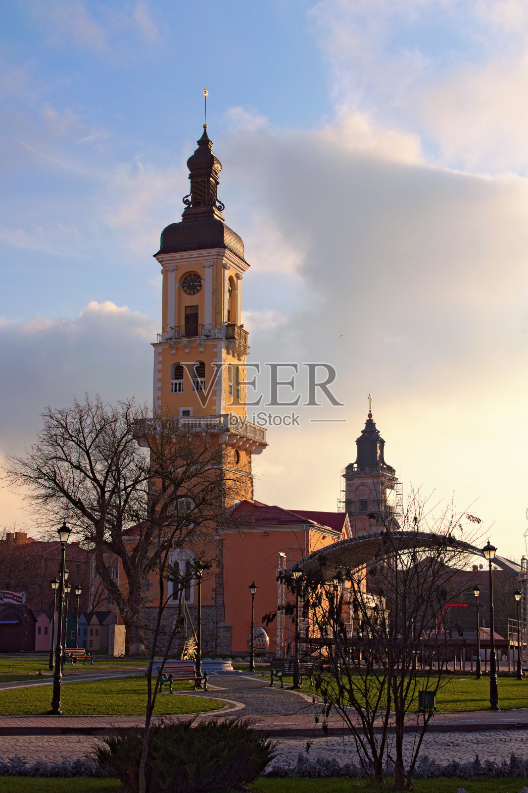 卡米亚涅茨-波迪尔斯基的老市政厅日落风景。前波兰地方法官之家。两层楼的市政厅和六层钟楼,城市,乌克兰照片摄影图片