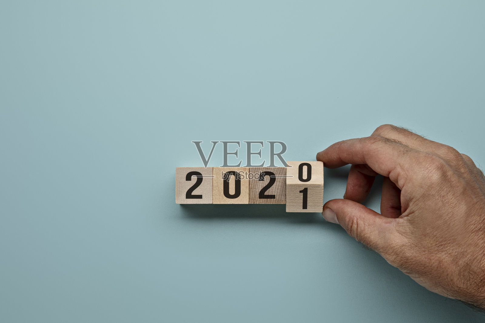 手翻转木块2020年到2021年,新年决心,商业概念库存照片照片摄影图片