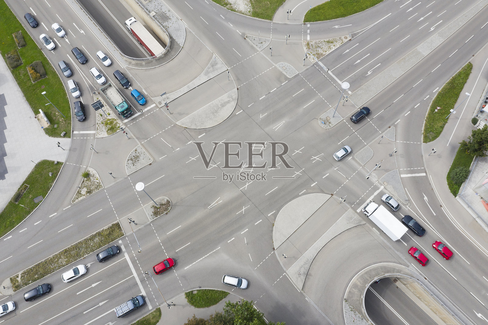 鸟瞰图拥挤的交通,十字路口的街道照片摄影图片