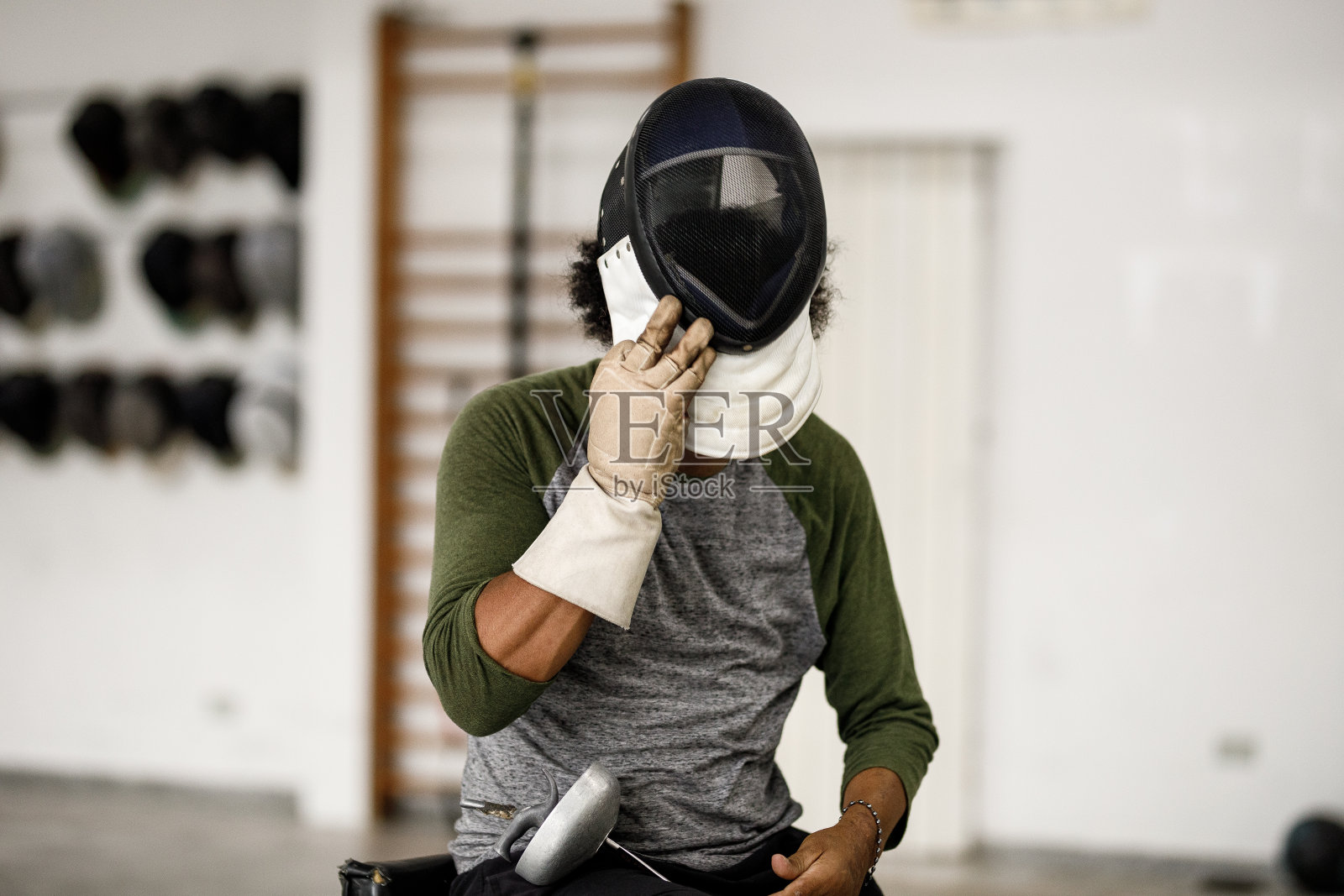 男性轮椅击剑运动员戴上击剑面具的肖像照片摄影图片