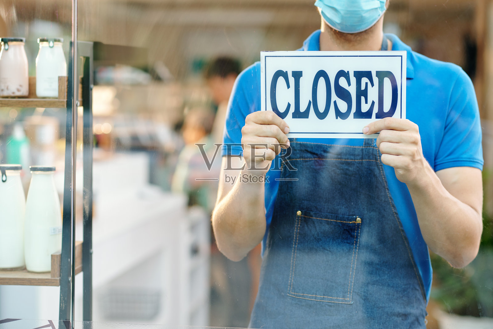 服务员示意关门照片摄影图片