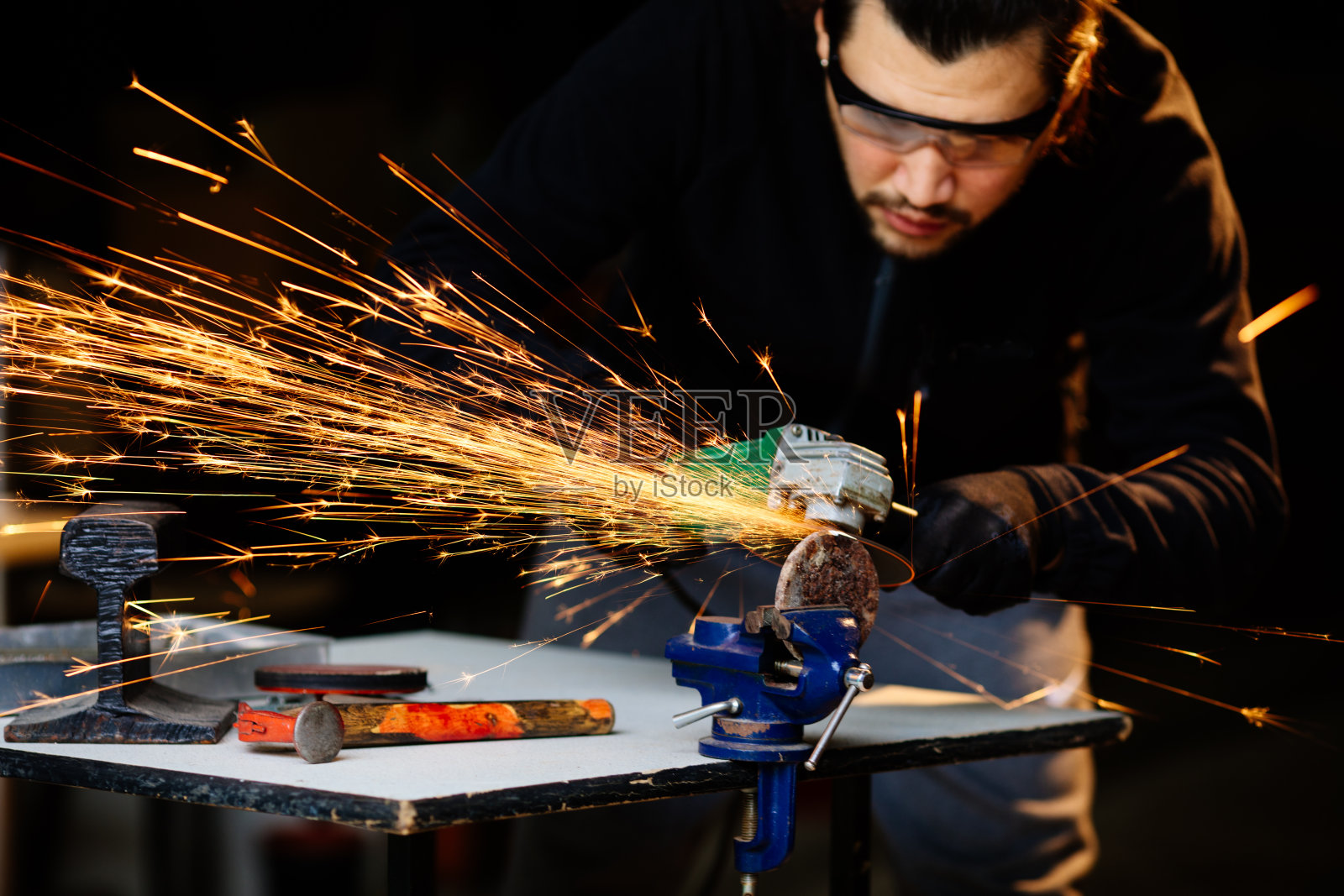 年轻人磨金属照片摄影图片