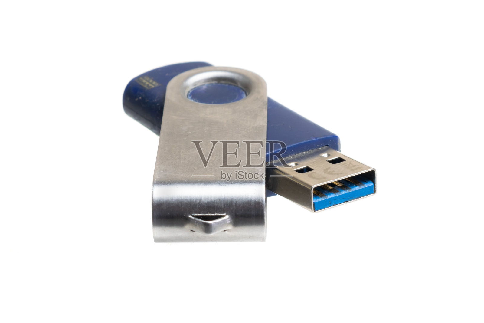 白色孤立背景上的银色手柄蓝色垂饰照片摄影图片