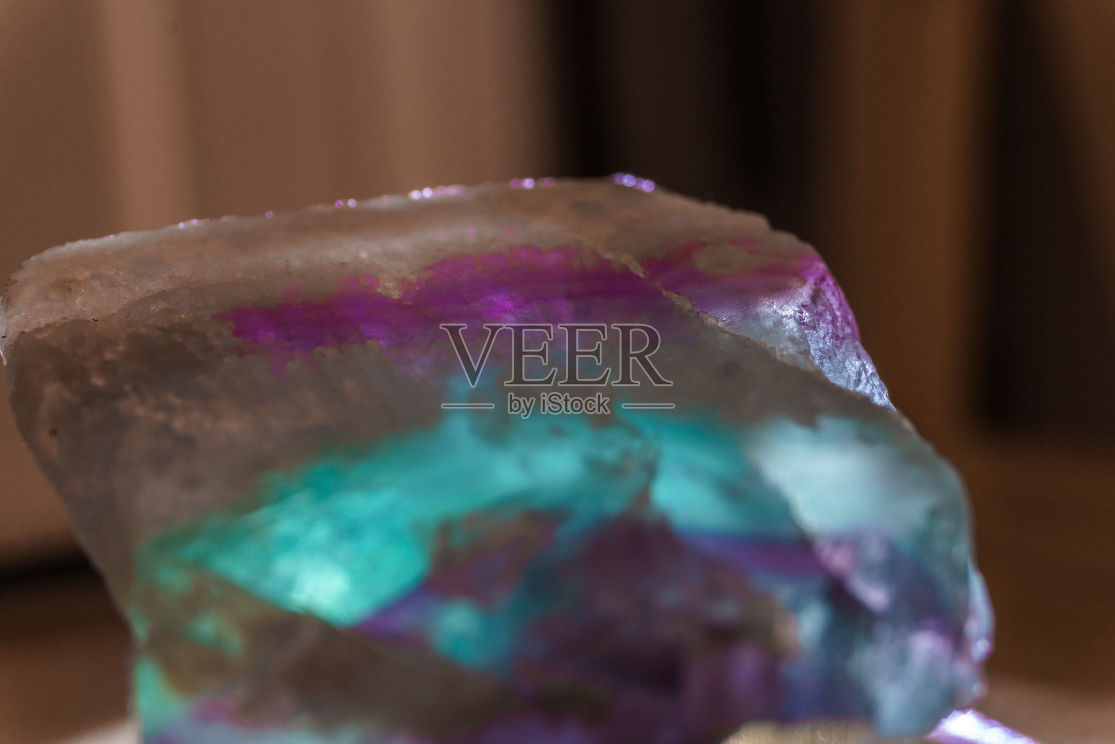 一个小的发光水晶,绿松石和紫色层照片摄影图片