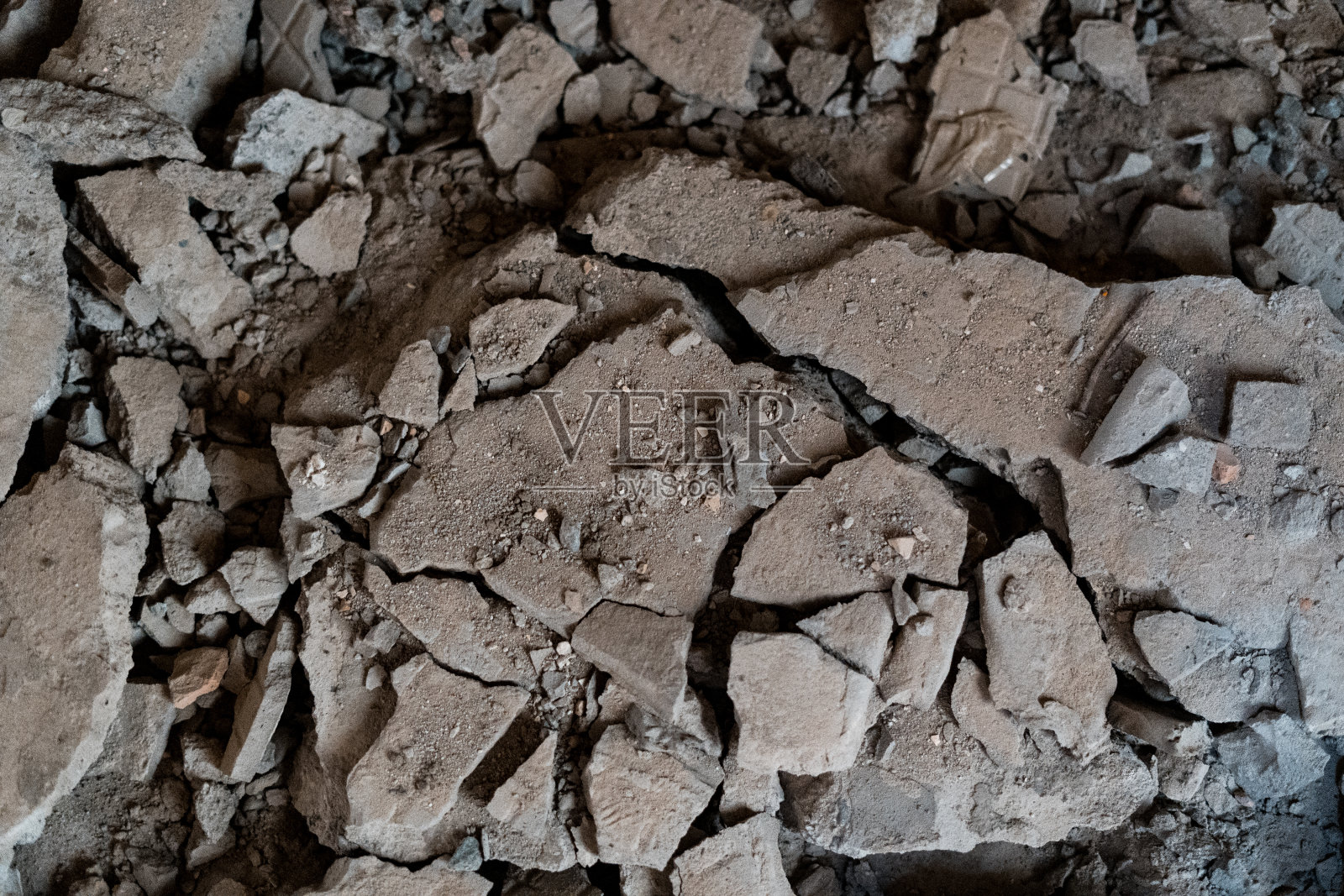 大面积沥青损坏,室内有裂缝,修复照片摄影图片