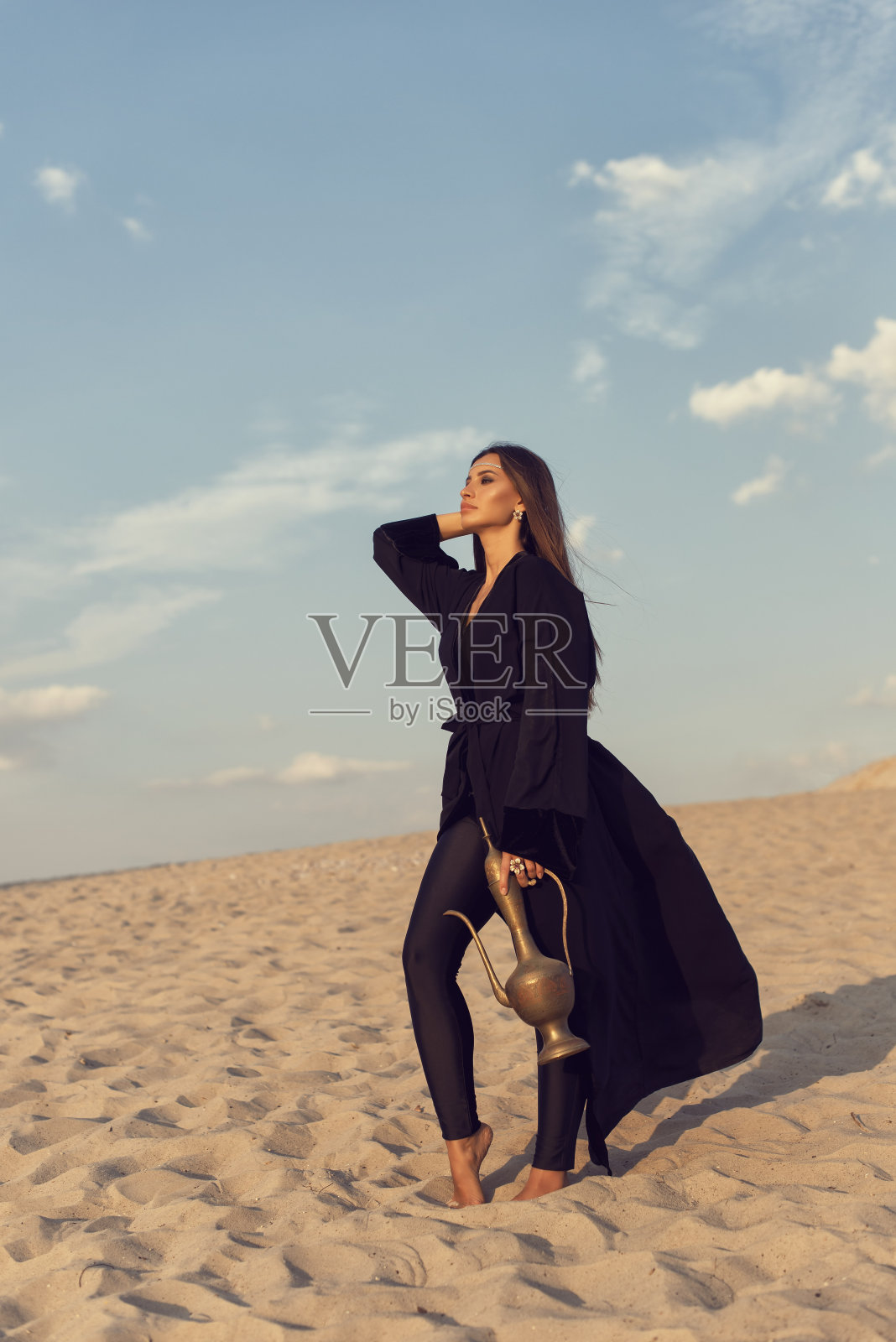 夏日沙漠里的穆斯林女孩照片摄影图片