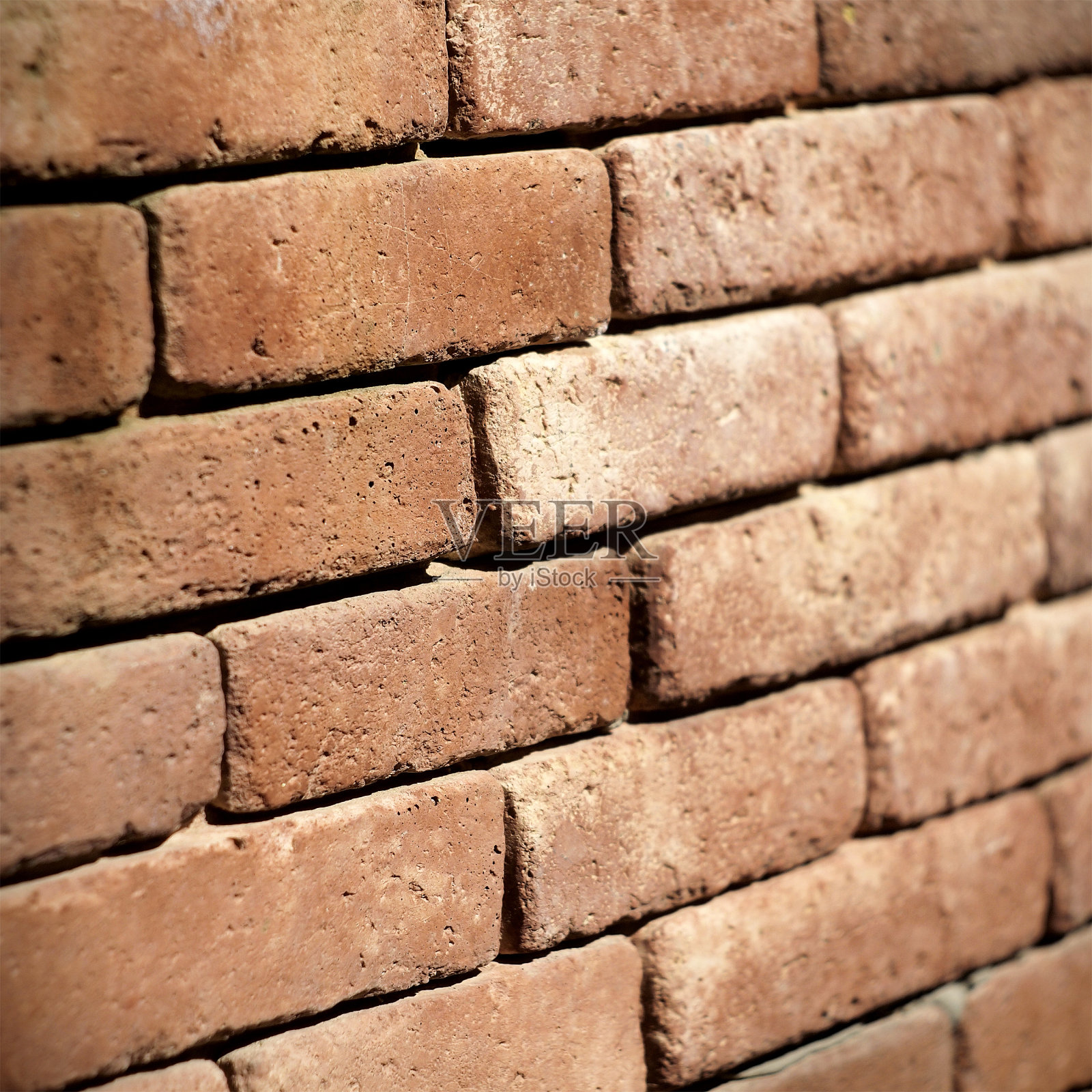 砖墙在强烈的阳光下纹理。砖墙的背景。照片摄影图片